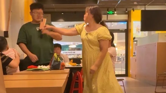 廣東惠州一家麥當勞內，一名女性顧客因不滿清潔人員未及時清理桌面留下的食物，與工作人員及一名勸架的男顧客發生爭執。（翻攝自香港01）