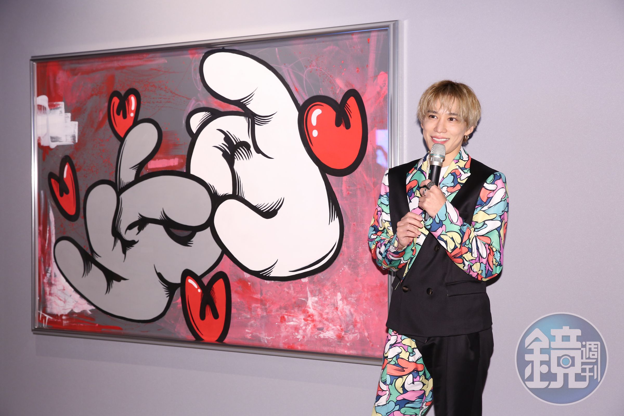 千賀健永親自導覽個展,這幅手指愛心畫作被ARASHI嵐成員櫻井翔相中欲收藏,卻遭他以「要帶來台北展出」拒絕。