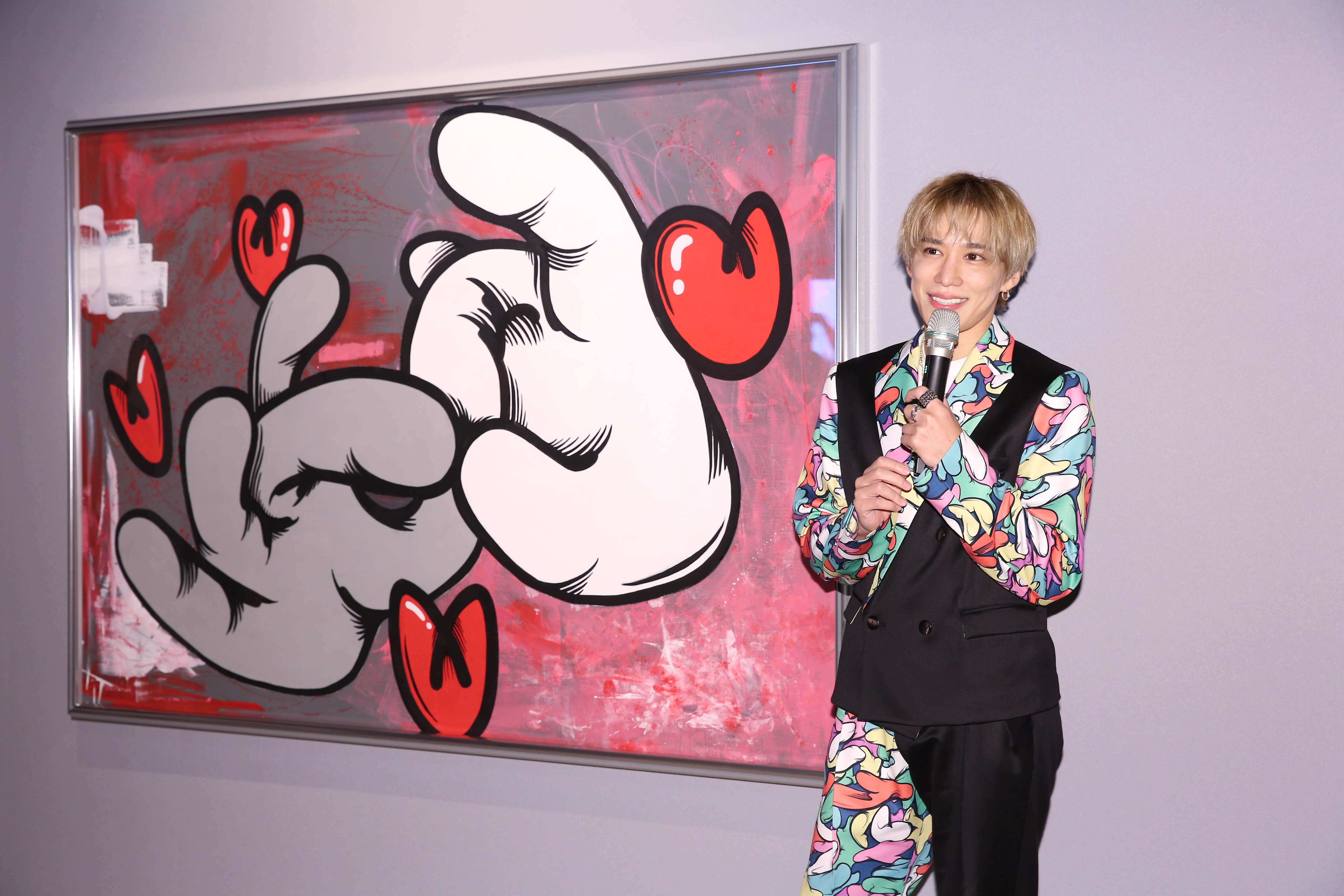 千賀健永親自導覽個展，這幅手指愛心畫作被ARASHI嵐成員櫻井翔相中欲收藏，卻遭他以「要帶來台北展出」拒絕。