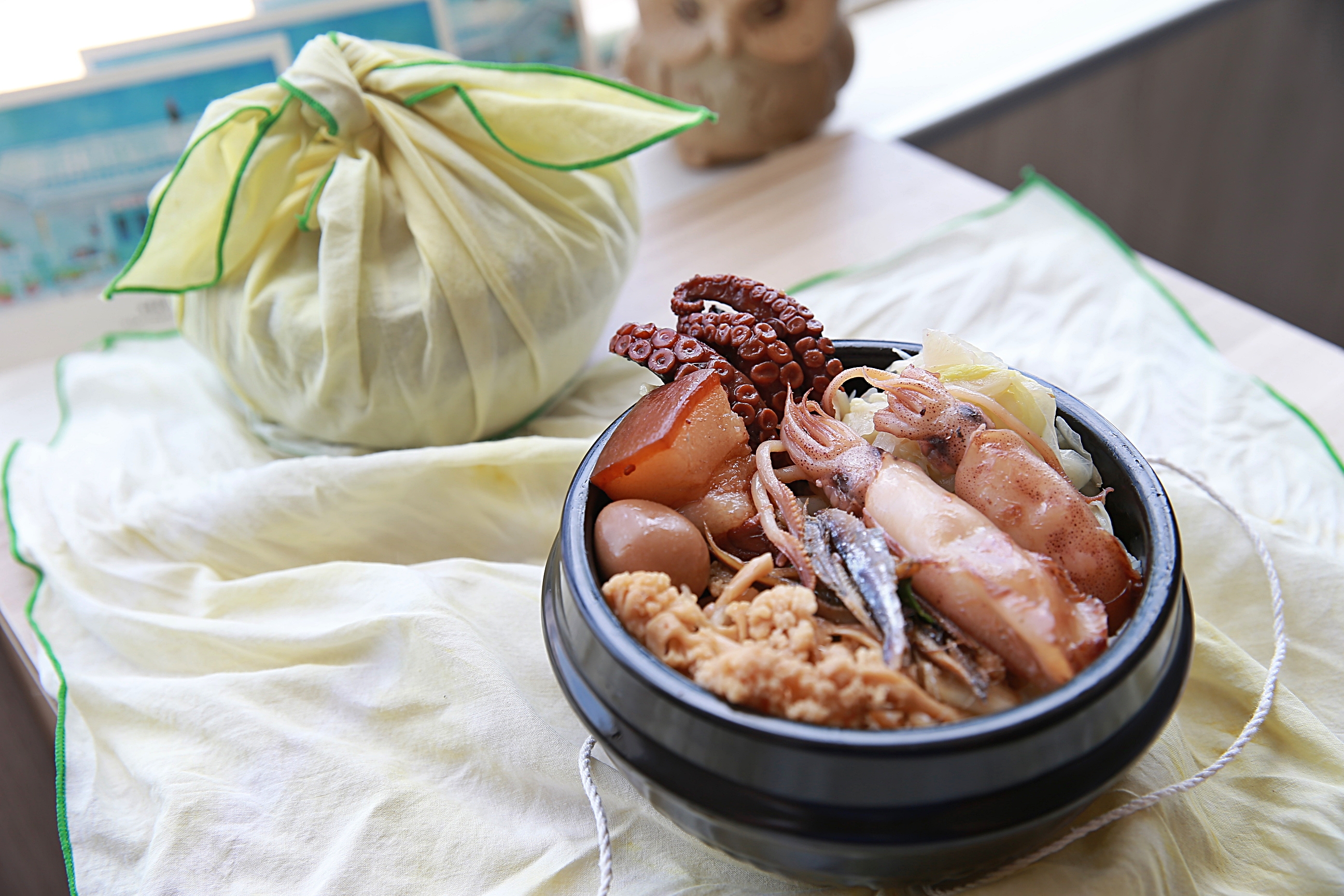 活動特別選在地食材，邀請志工品嚐幸福山海味「湖東釜鍋便當」，每道菜都富含生命故事，好吃又不製造垃圾，充滿了對土地海洋的關心。
