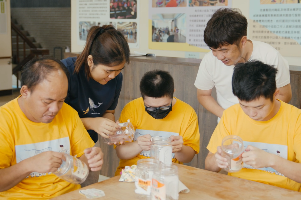 萬歲牌啟動「友善地球-共好萬歲」回收計畫與真善美福利基金會合作，落實環境保護與社會公益。（聯華食品提供）