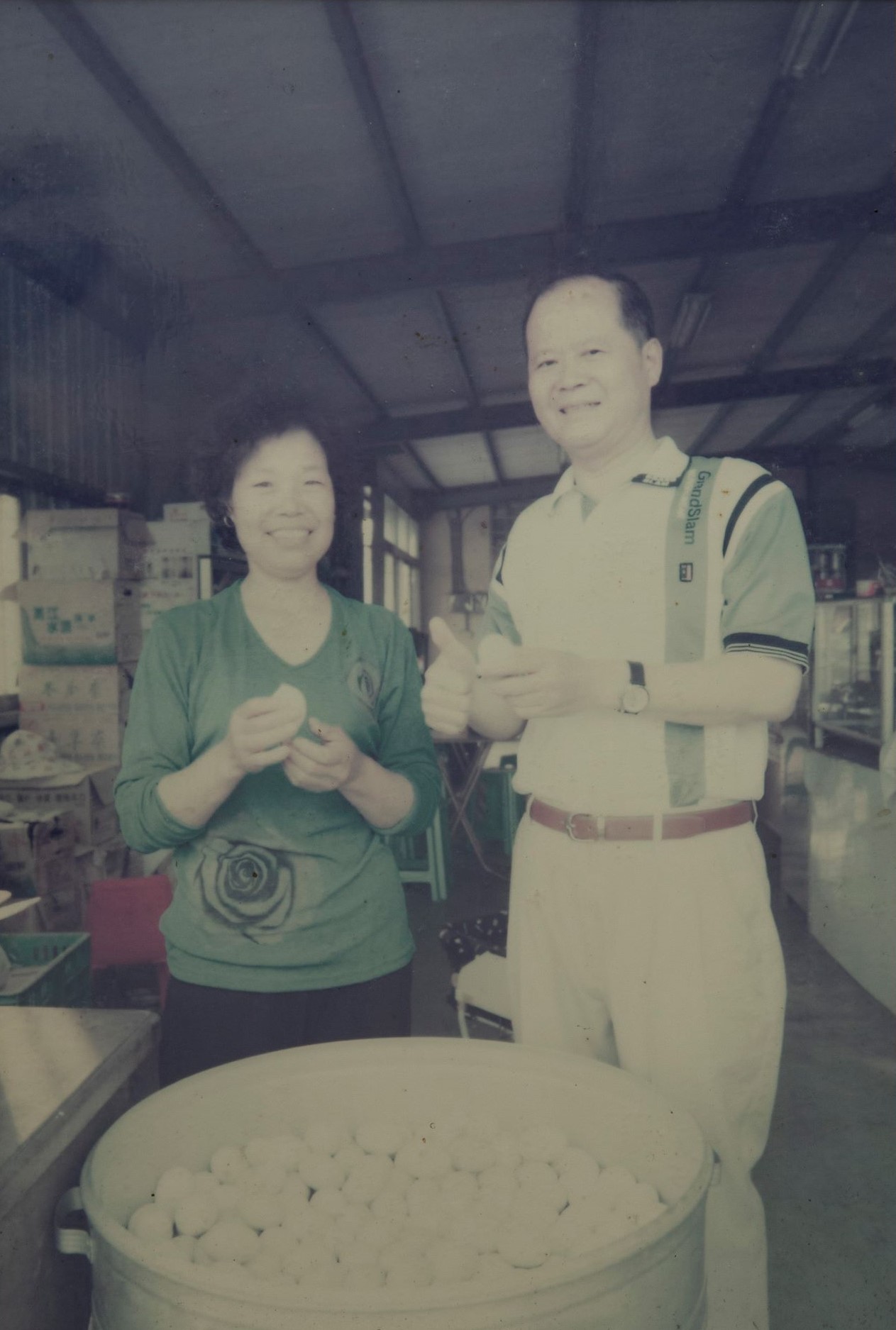 30年前老姜的店鐵皮屋時代,許緞在西濱公路賣鴨蛋已經很有名,連當時的新竹縣長鄭永金都曾來捧場。(老姜的店提供)