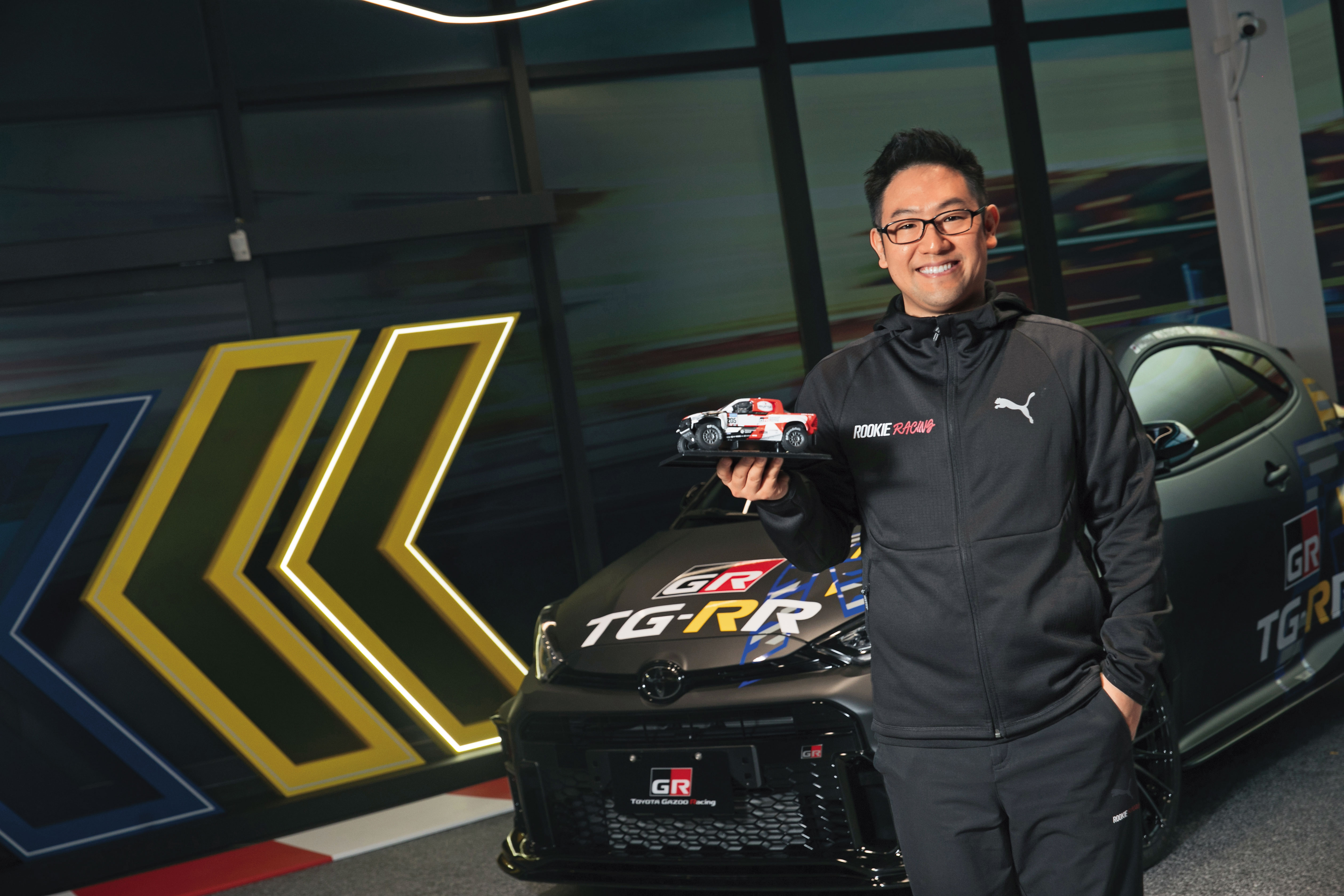 37歲的豐田大輔是豐田家族第4代，目前是ROOKIE Racing車隊經理，協助豐田開發性能跑車。