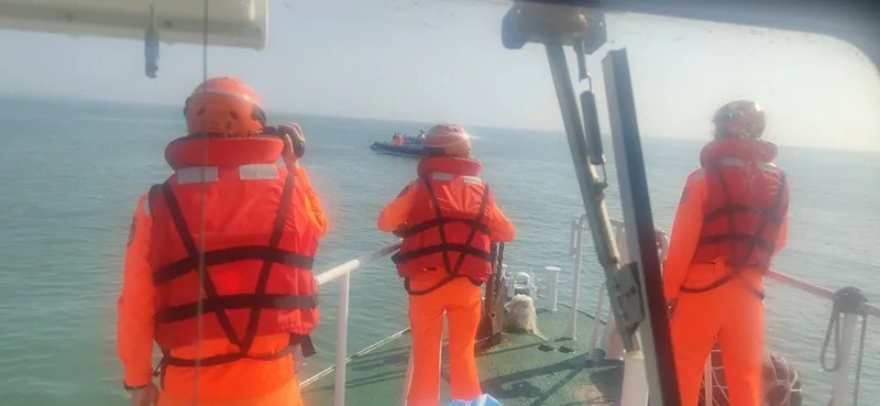 一艘中國快艇14日越界闖金門海域遭海巡人員追緝，拒檢後蛇行翻覆釀兩死。（翻攝自海巡署網站）