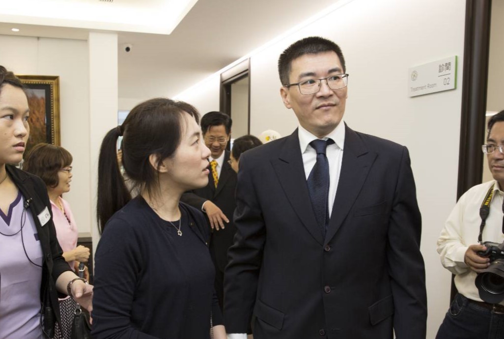 陳幸妤(左)證實已與趙建銘(右)離婚,並罕見透過Google商家評論留下431字一星負評,直接重創趙建銘診所商譽。(本刊資料照)