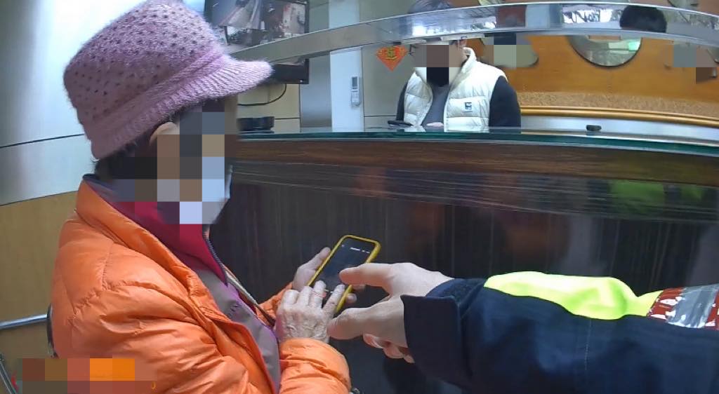 員警巡邏發現當鋪一位神情憔悴的老婦持證件急欲借錢。（翻攝自板橋警聲雲臉書）