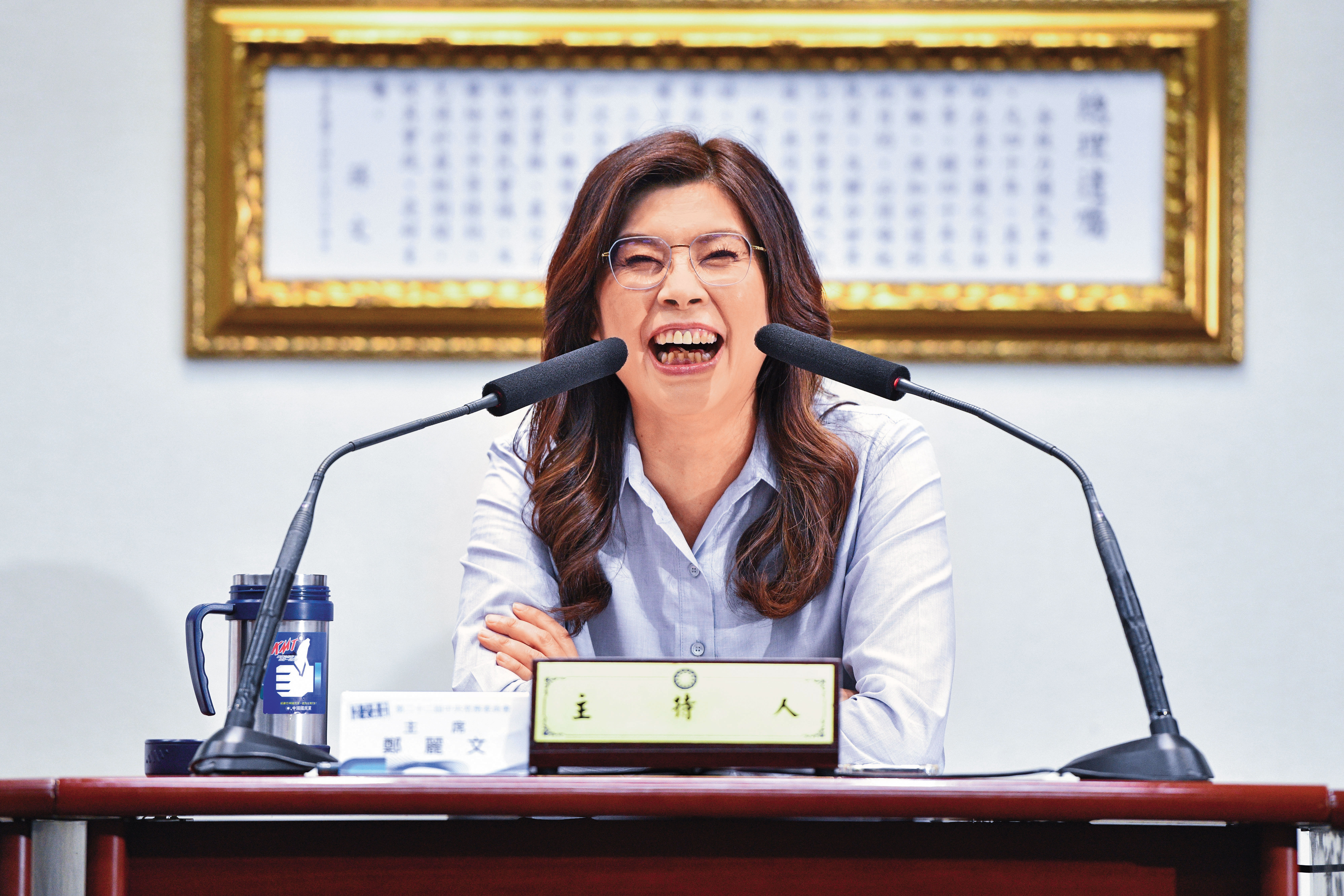 鄭麗文天真地以為可透過重新定義親中來改變國人對中國的負面觀感,試圖說服所有人,親中是為了和平與繁榮。然而,這注定是失敗的嘗試。(鏡報李智為)