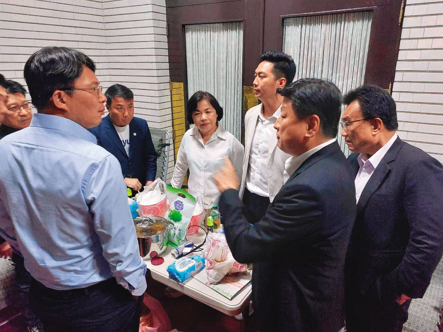為防止民進黨團杯葛國會職權修法，國民黨團16日發起夜宿行動，24小時輪班固守立院議場大門。（翻攝楊瓊瓔臉書）