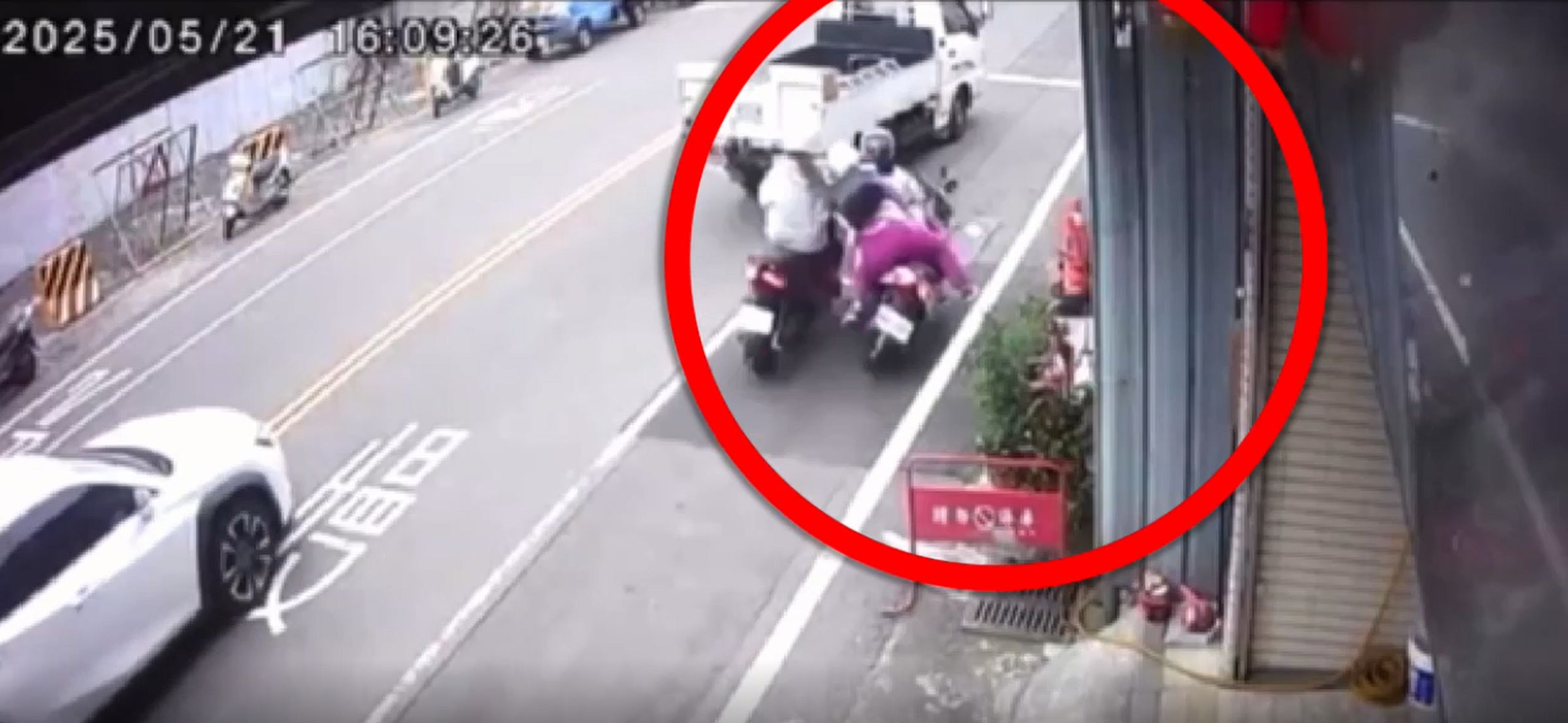 台中姊妹雙載遭碰撞,姊姊撞到號誌箱身亡,2人從此天人永隔。(翻攝記者爆料網)