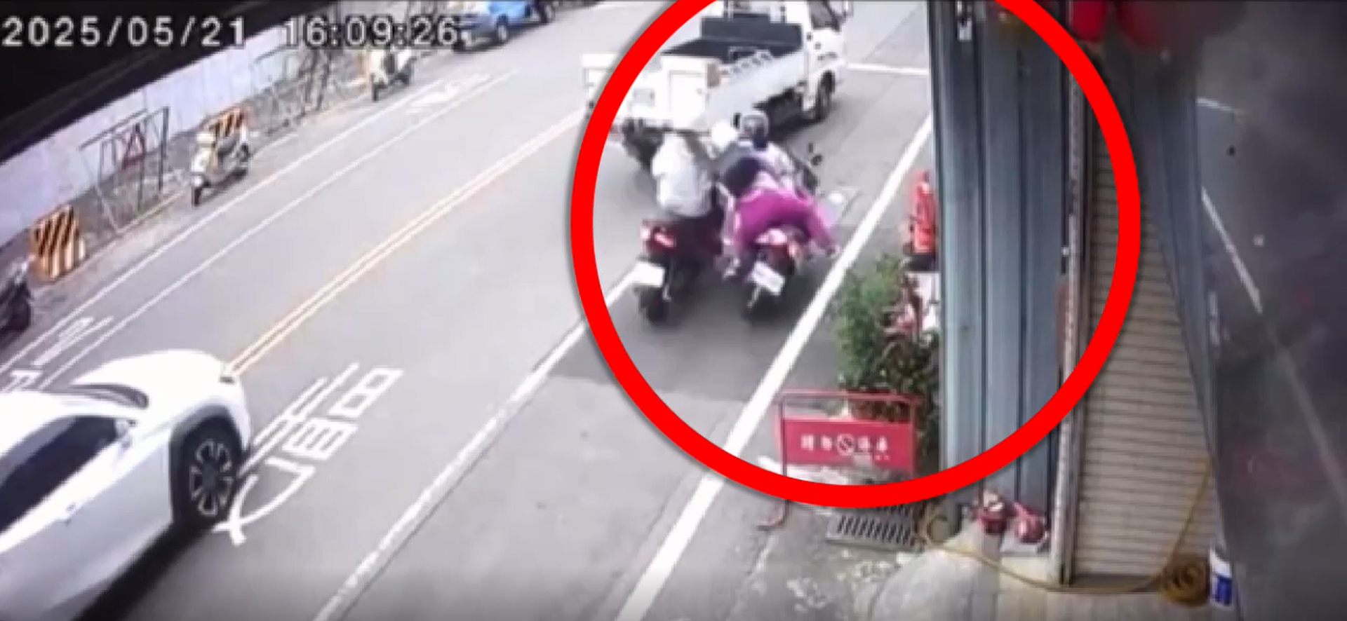 台中姊妹雙載遭碰撞，姊姊撞到號誌箱身亡，2人從此天人永隔。（翻攝記者爆料網）