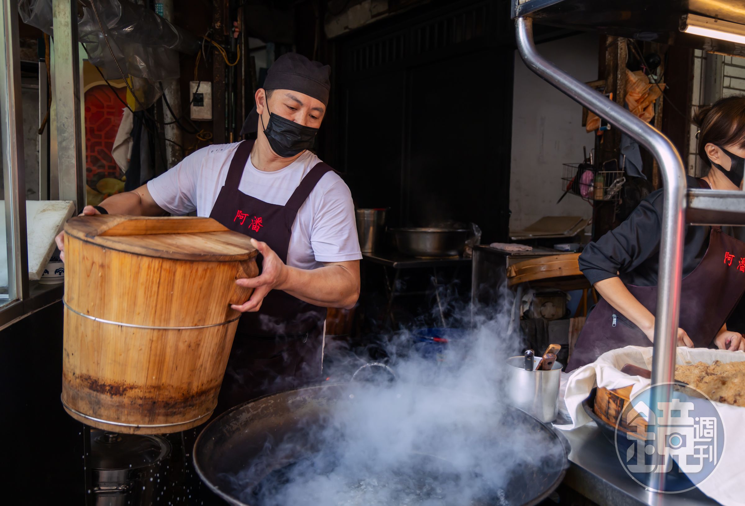 每天早上6點前陳政任就已在攤位開始作業。他用木桶蒸糯米，一天要蒸7、8桶。狹小的空間就是他的廚房。