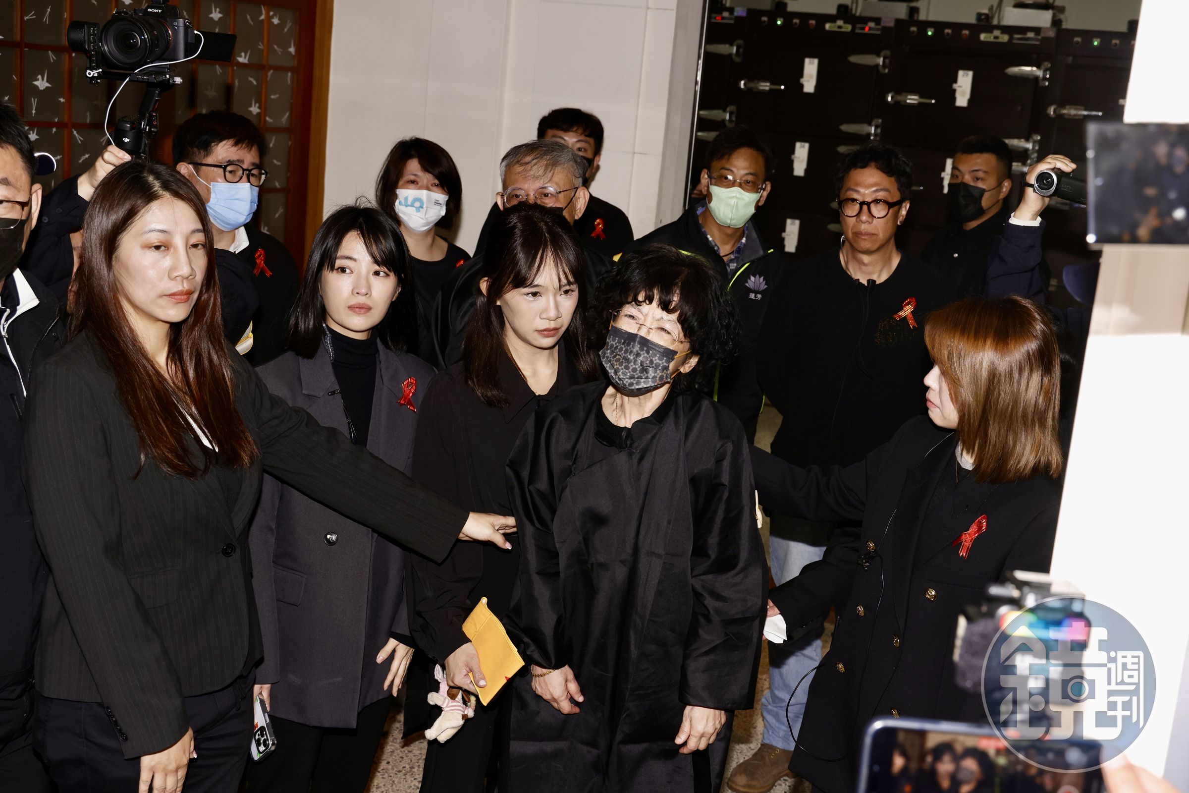 陳佩琪情緒潰堤,怒喊「政治干預、司法迫害」。