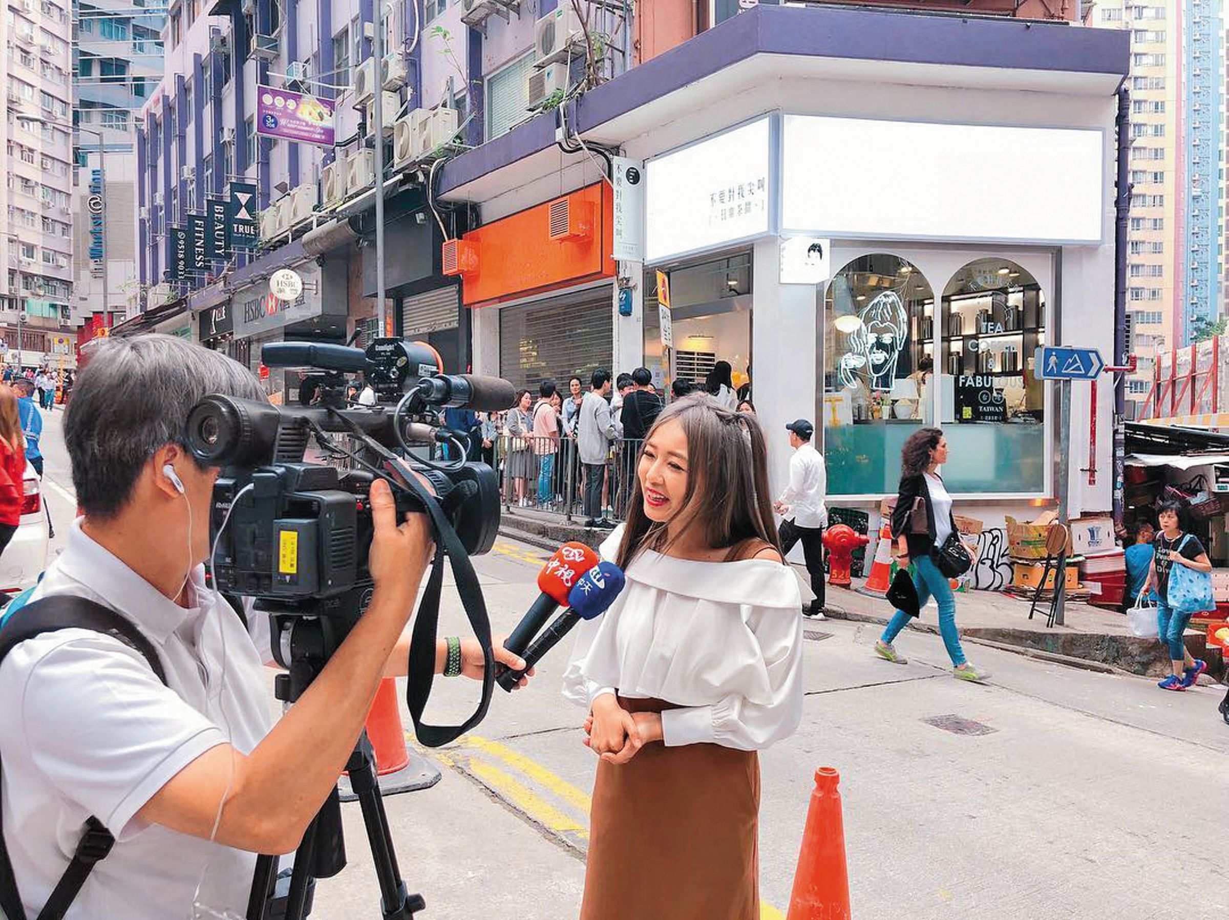 不要對我尖叫曾在澳門開設分店,當時ㄚ頭飛過去受訪。(翻攝自詹子晴臉書)