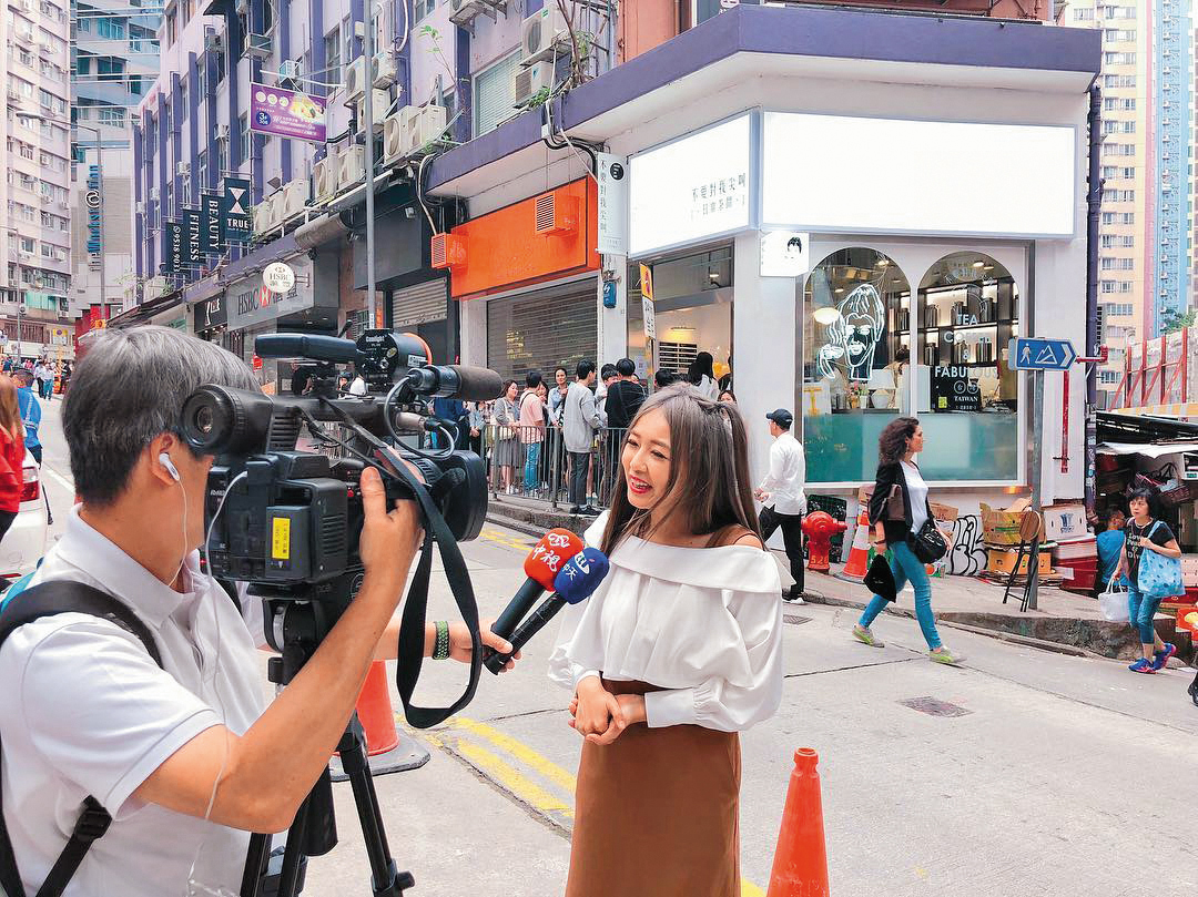 不要對我尖叫曾在澳門開設分店，當時ㄚ頭飛過去受訪。（翻攝自詹子晴臉書）