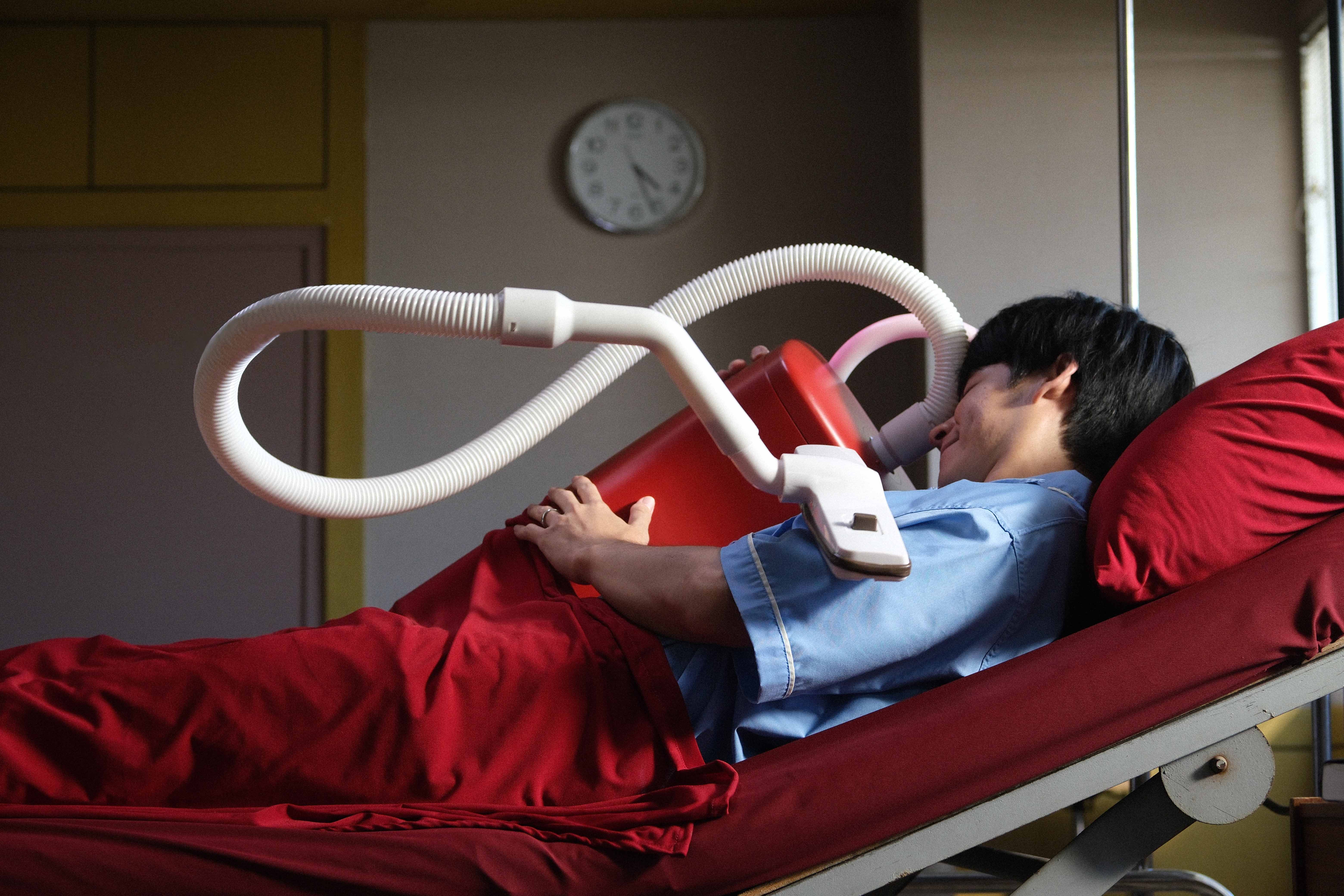 《有用的鬼》描述死於空汙的妻子意外附身吸塵器而復活。（傳影互動提供）