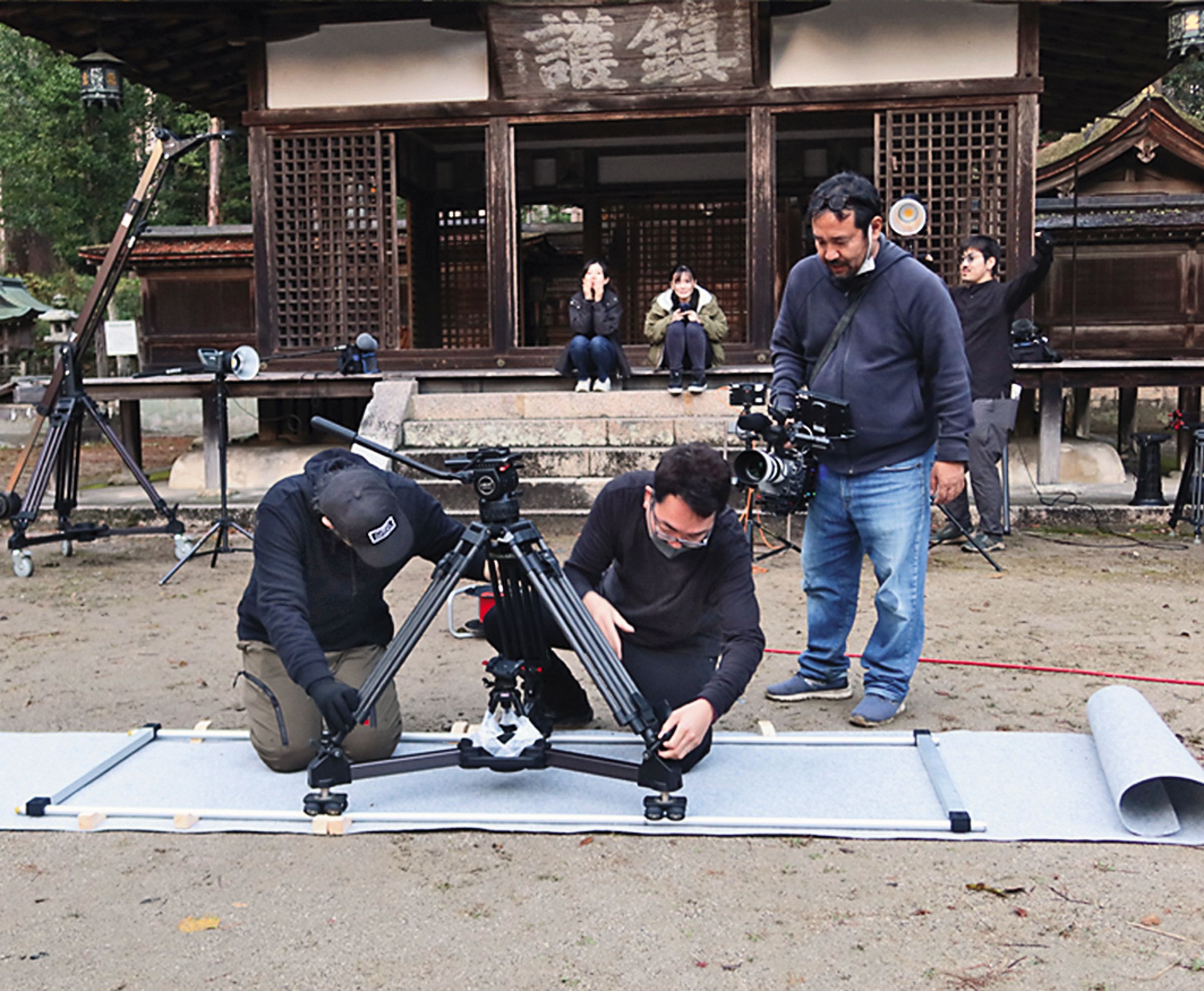 劇組工作人員僅10人，編導安田淳一（右）還得兼任攝影、剪輯、燈光等技術職。（光年映畫提供）