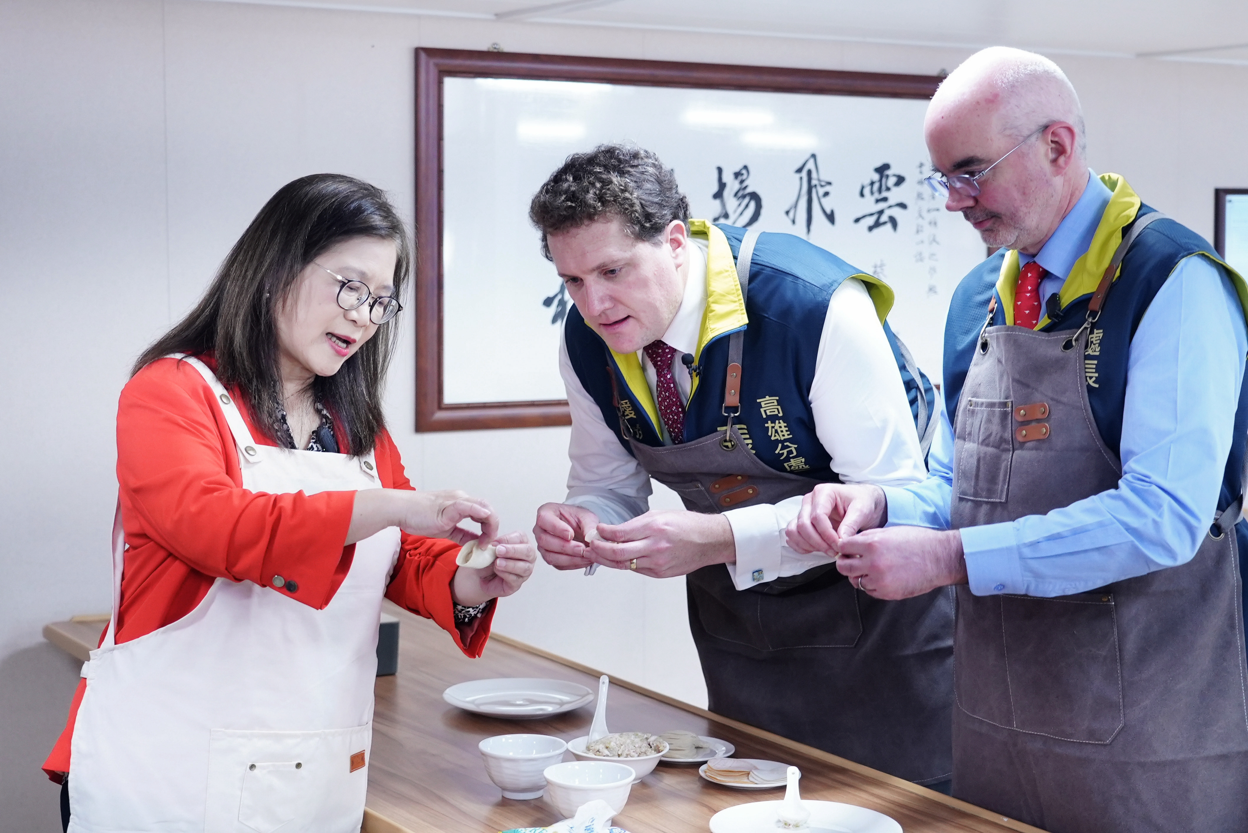 管碧玲教大家包水餃。（海委會提供）