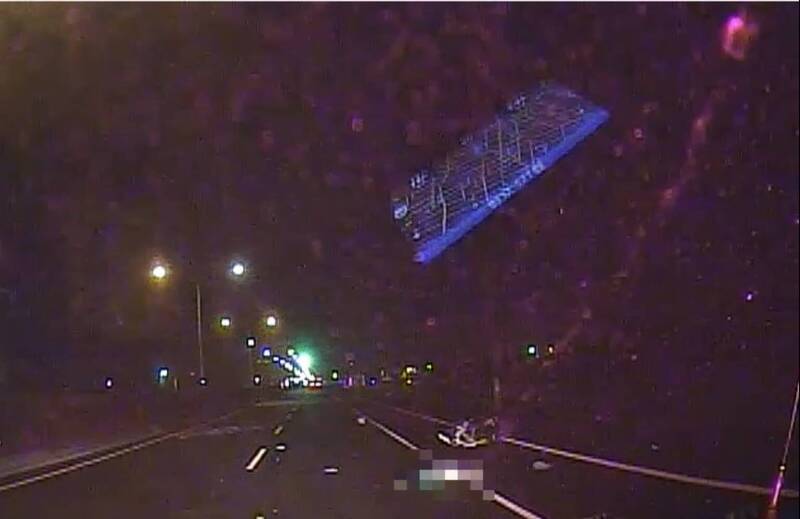 雲林台19線元長路段今日清晨發生重大交通事故，單車與機車騎士相隔8分鐘先後遭不明車輛撞擊，警方封鎖現場調查肇事原因。（翻攝畫面）