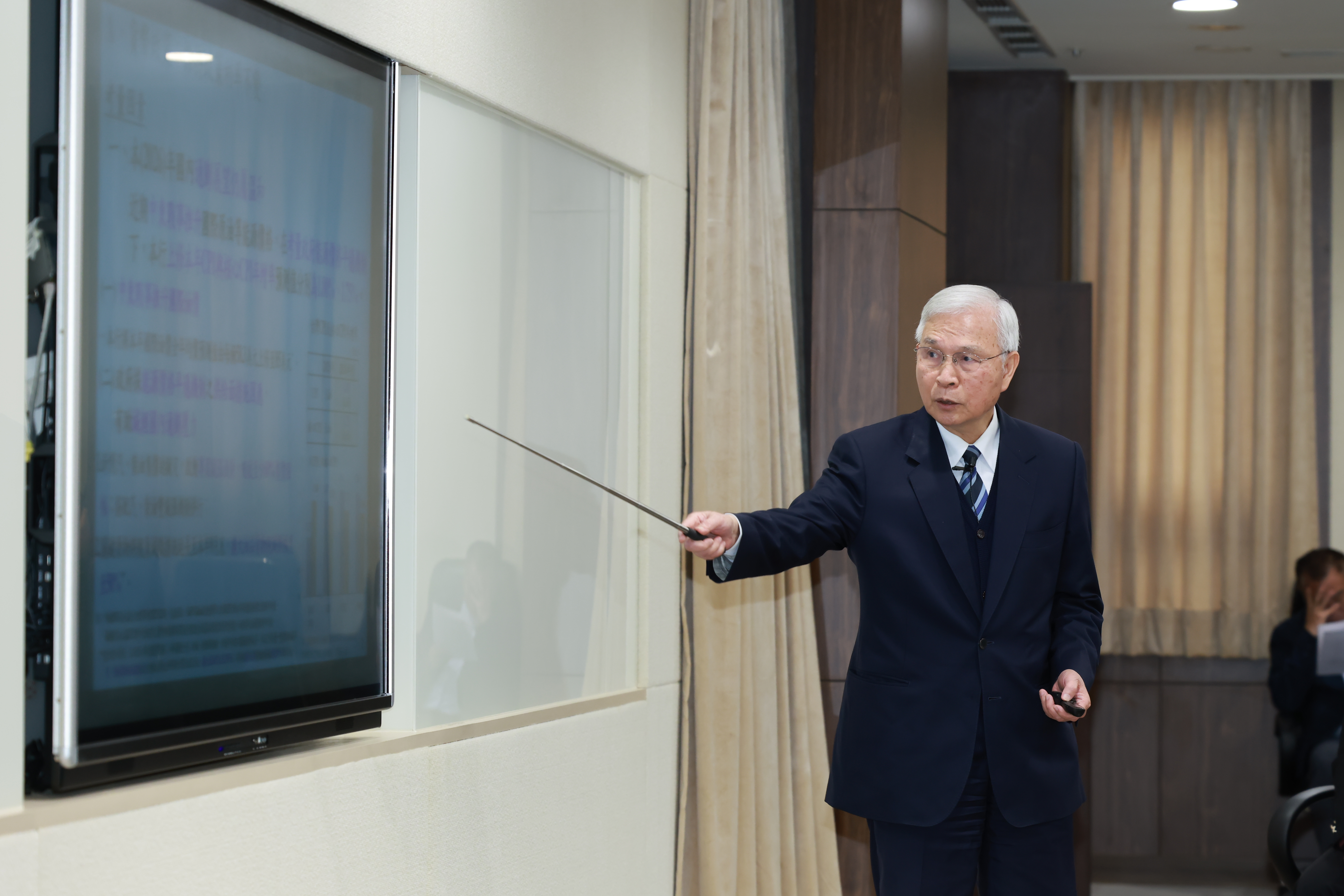 央行總裁楊金龍總裁指出，目前資金流動仍在可控範圍，籲投資人理性看待短期波動並審慎應對。（本刊資料照）