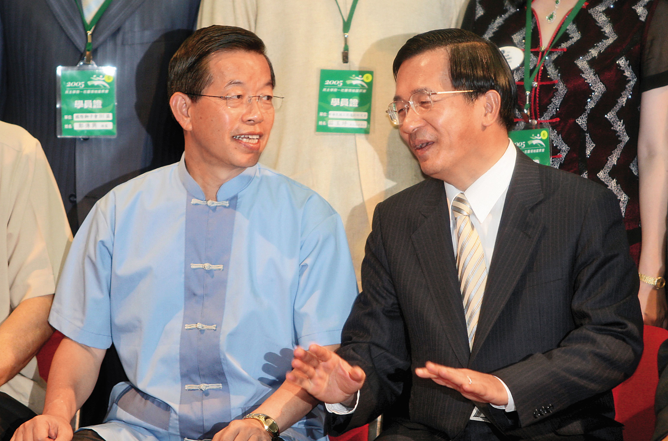 2008年總統大選，民進黨參選人謝長廷（左）陣營，決議建請時任總統陳水扁（右）辭職以利逆轉選情。（資料照片）