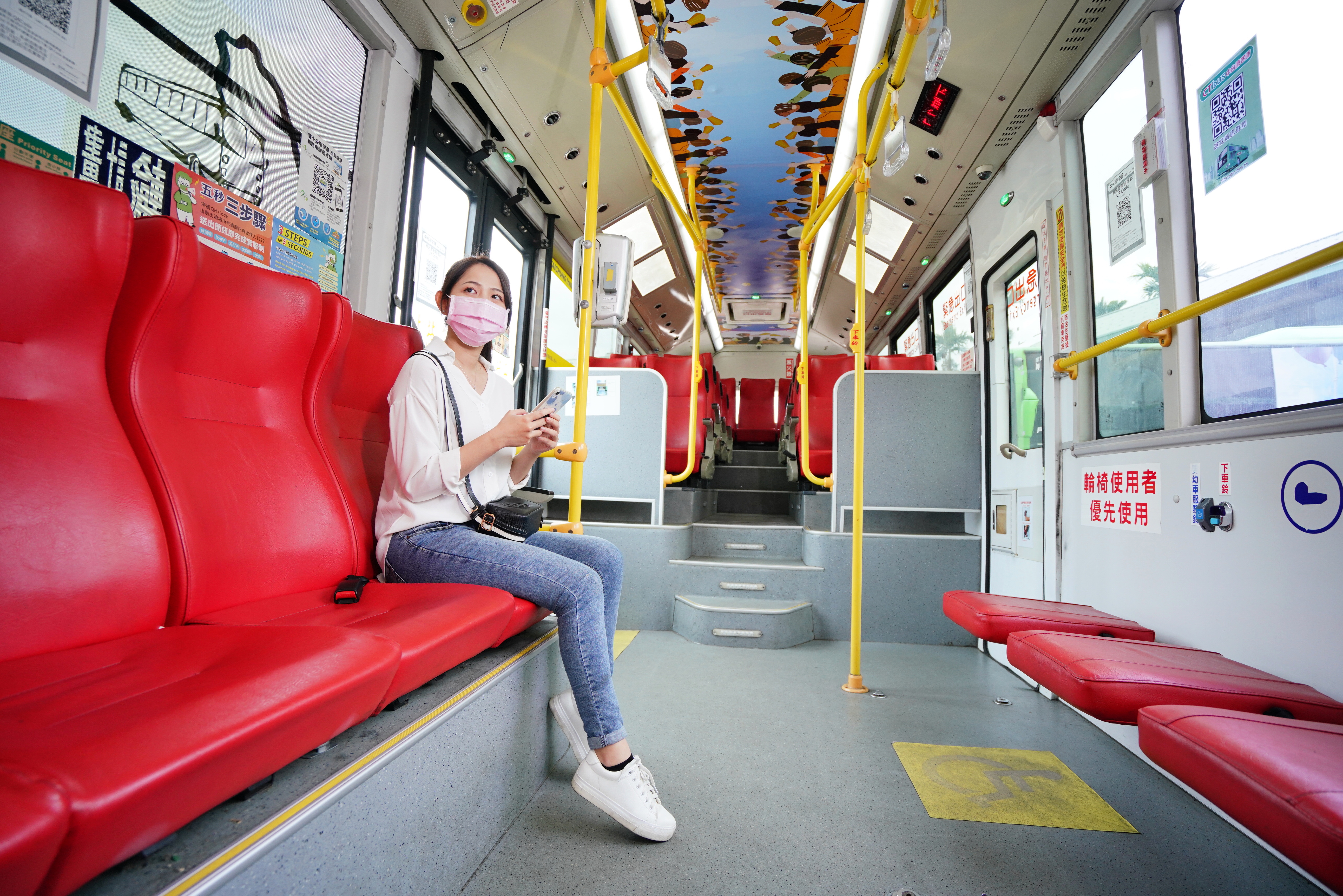 網友在臉書分享公車上的「讓座鈴」照片引起討論。（示意圖，本刊資料照）