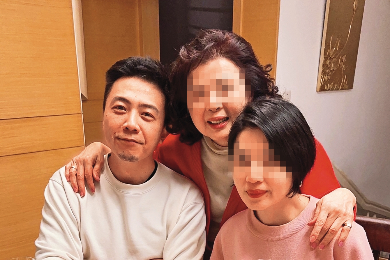 廖錦德（左）今年除夕夜與媽媽（中）吃年夜飯，卻不見廖峻身影。（翻攝自錦德IG）