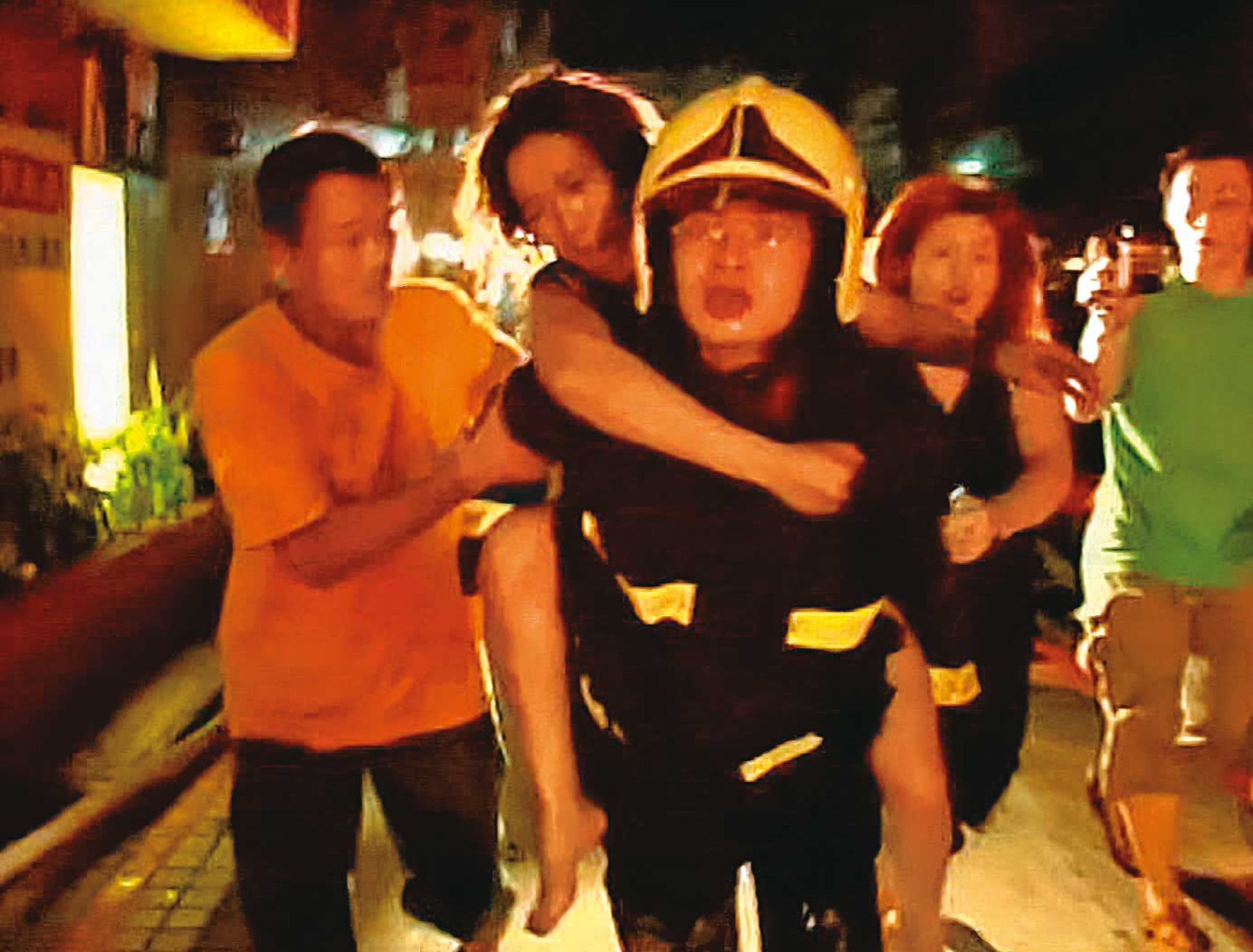 基隆卡拉OK店遭縱火，消防隊奮力搶救，但仍釀5死8傷的悲劇。（東森新聞提供）