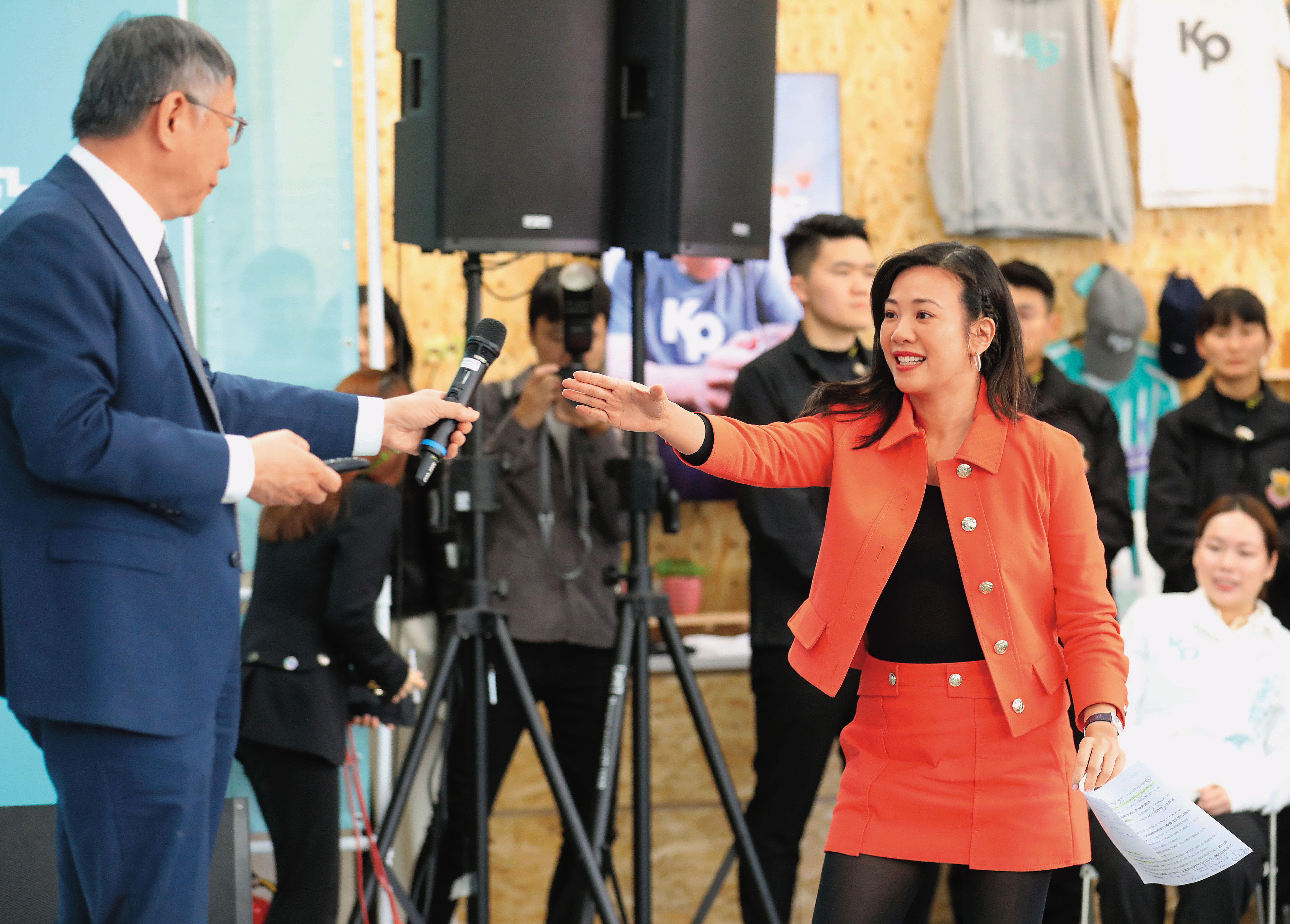 談與媒體交手,吳欣盈說,三腳督選戰激烈,攻擊她比攻擊柯容易,但她不會放在心上。圖為柯盈一起舉行金融政策記者會。