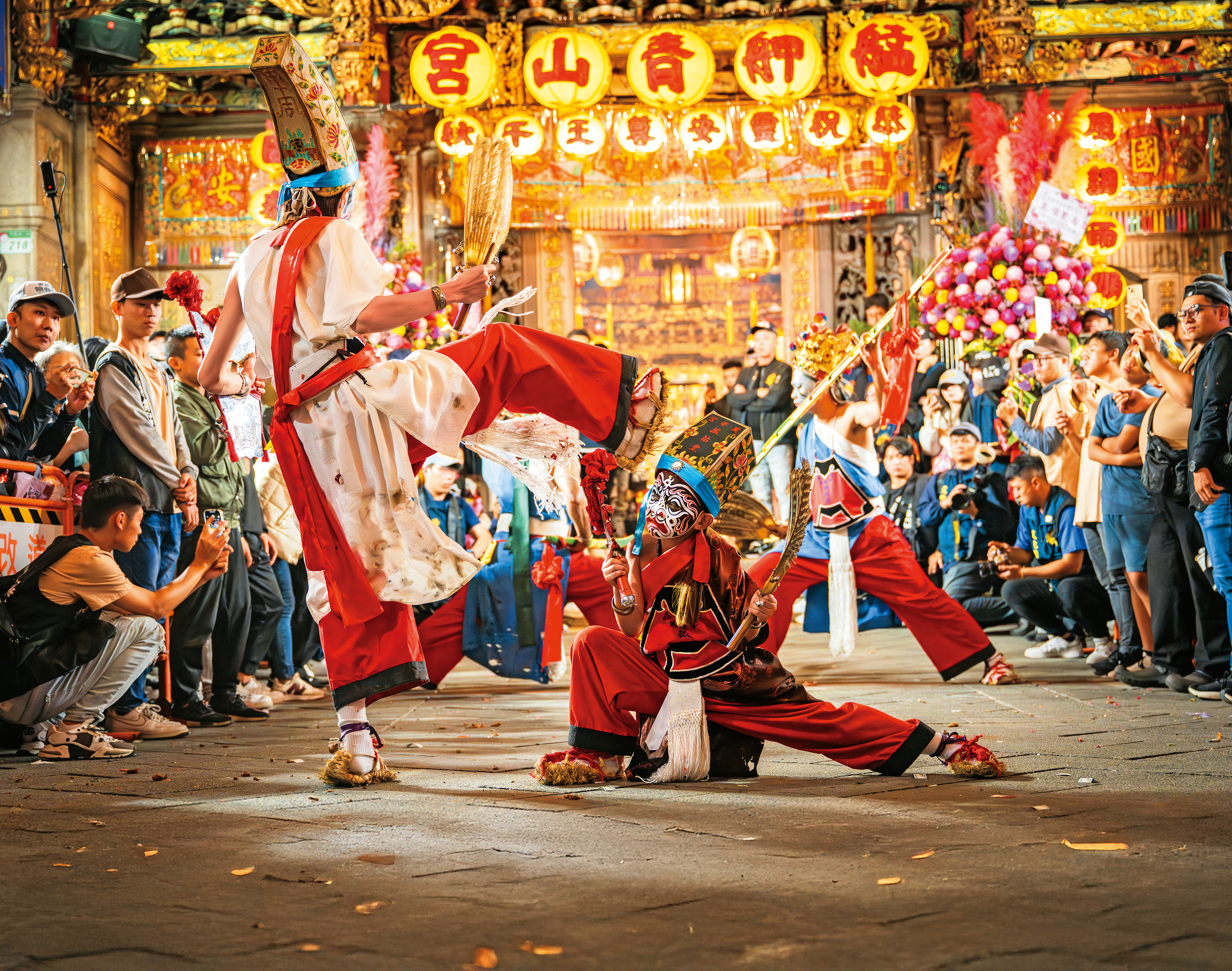 艋舺青山宮延續百年祭典傳統，於廟埕展開熱鬧非凡的藝陣演出。（攝影／詹登貴）