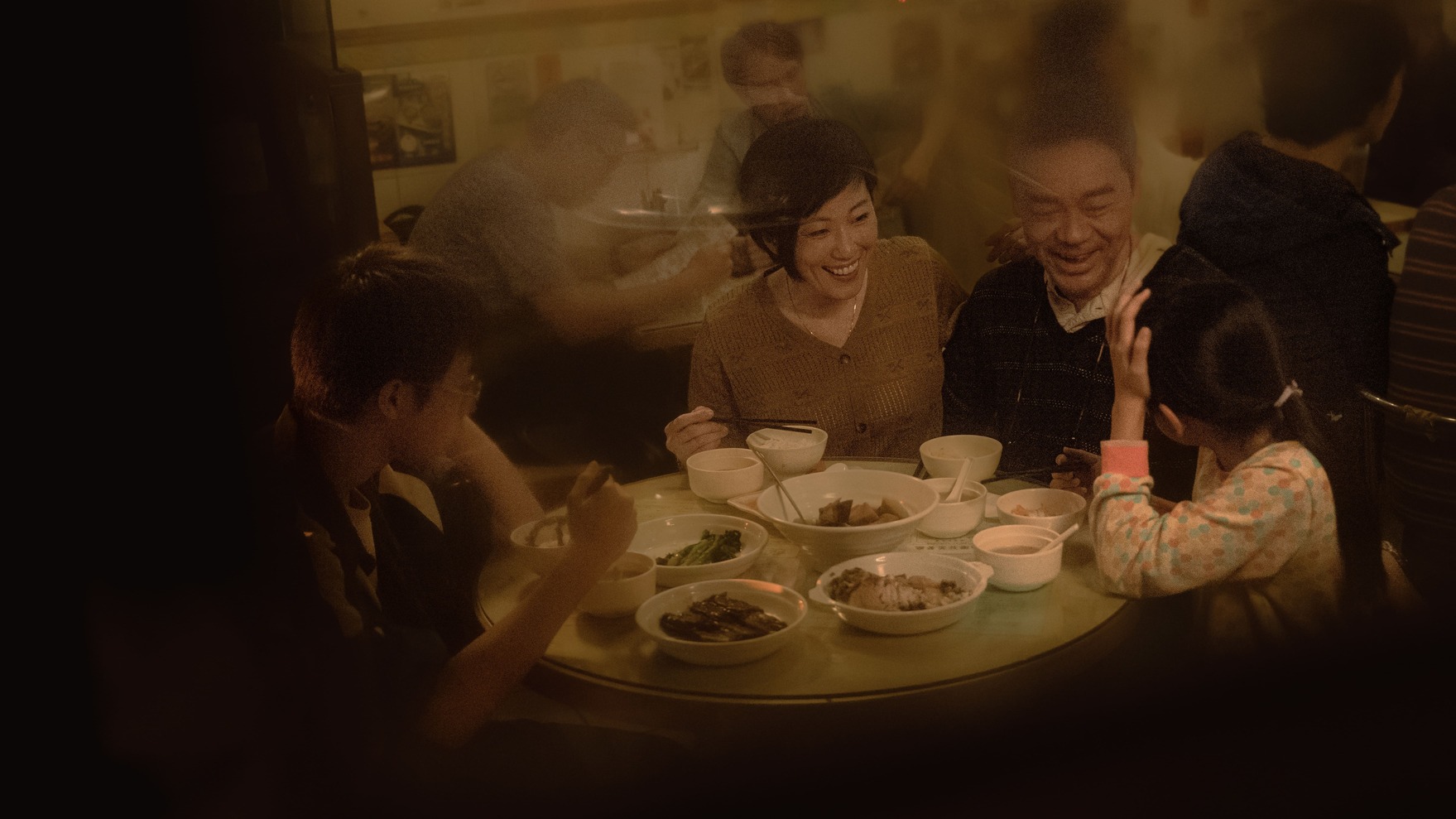 《爸爸》改編自震驚香港社會真實事件「荃灣享和街弒母殺妹案」，一家人在案發前還開心吃晚餐。（甲上提供）