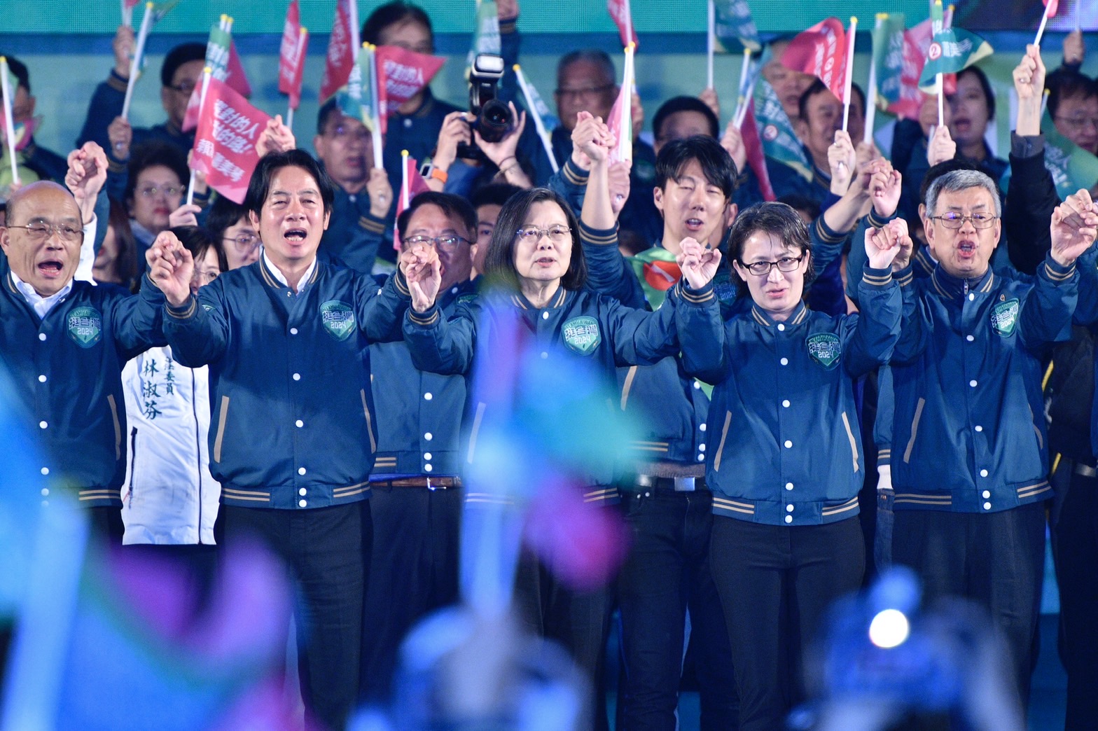 賴清德與蔡英文、蕭美琴一同上台。