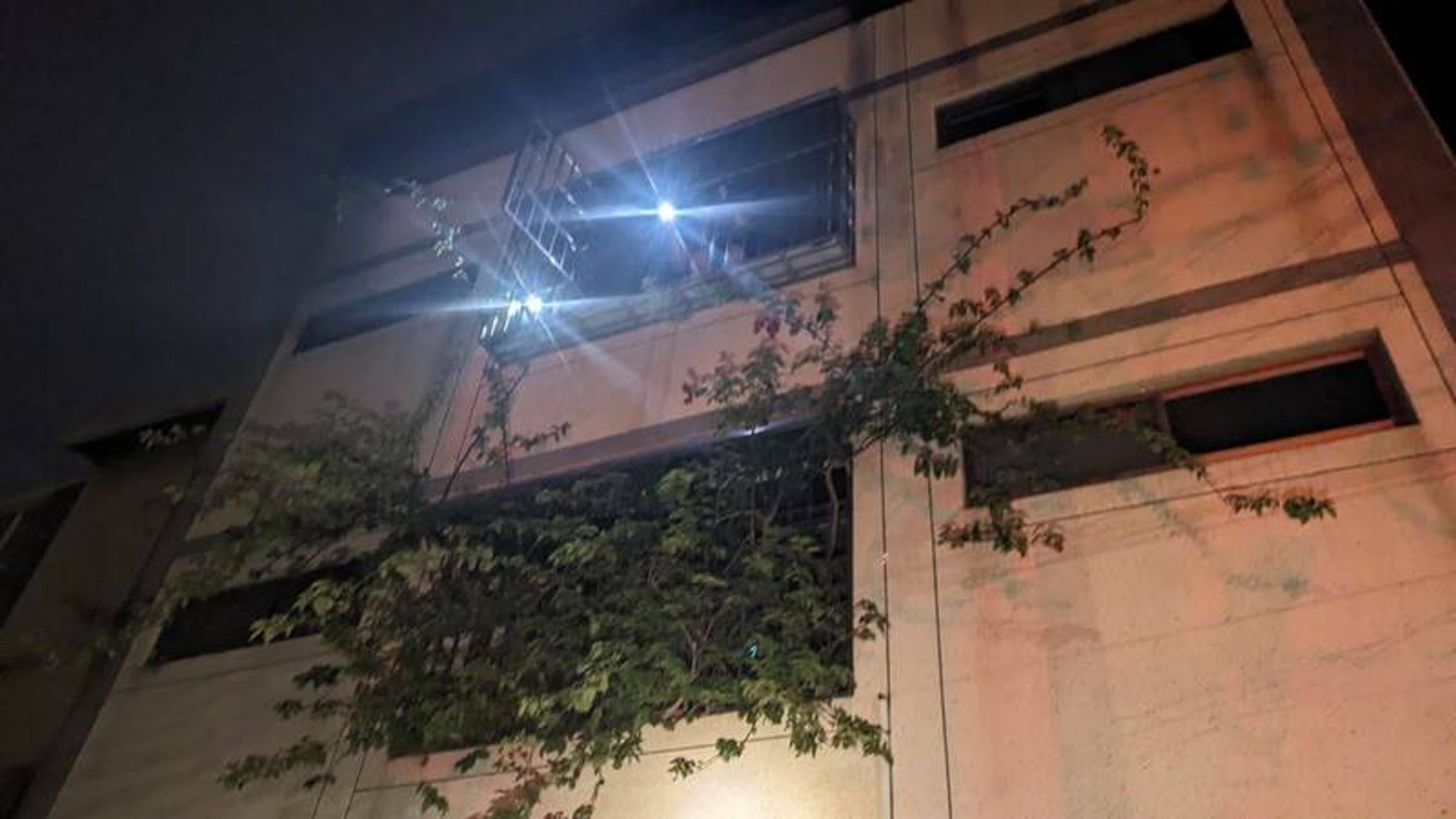 消防人員將受困在3樓的一對男女引導救出。(消防局提供)