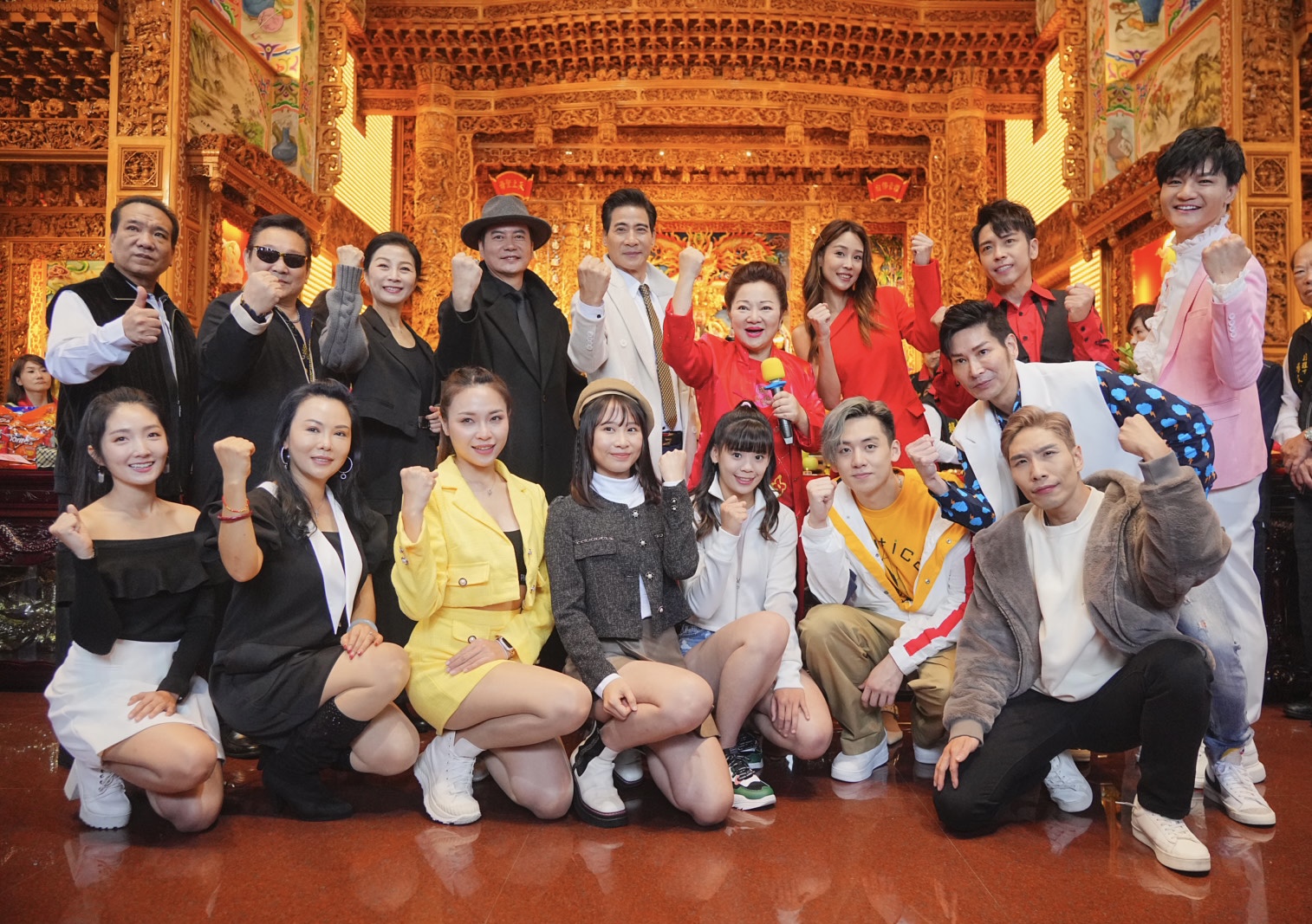 《天知道》舉行點燈祈福儀式，主要演員鐵齒（後排左起）、林義芳、方文琳、倪齊民、翁家明、白冰冰、張耘芝、游東諺、明亮、許瀞蔆（前排左起）許瀞蔆、鄭詠心、尤娜、陳衍儒、胡子萱、葛兆恩、曾俊玟都到場參與。（《天知道》劇組提供）