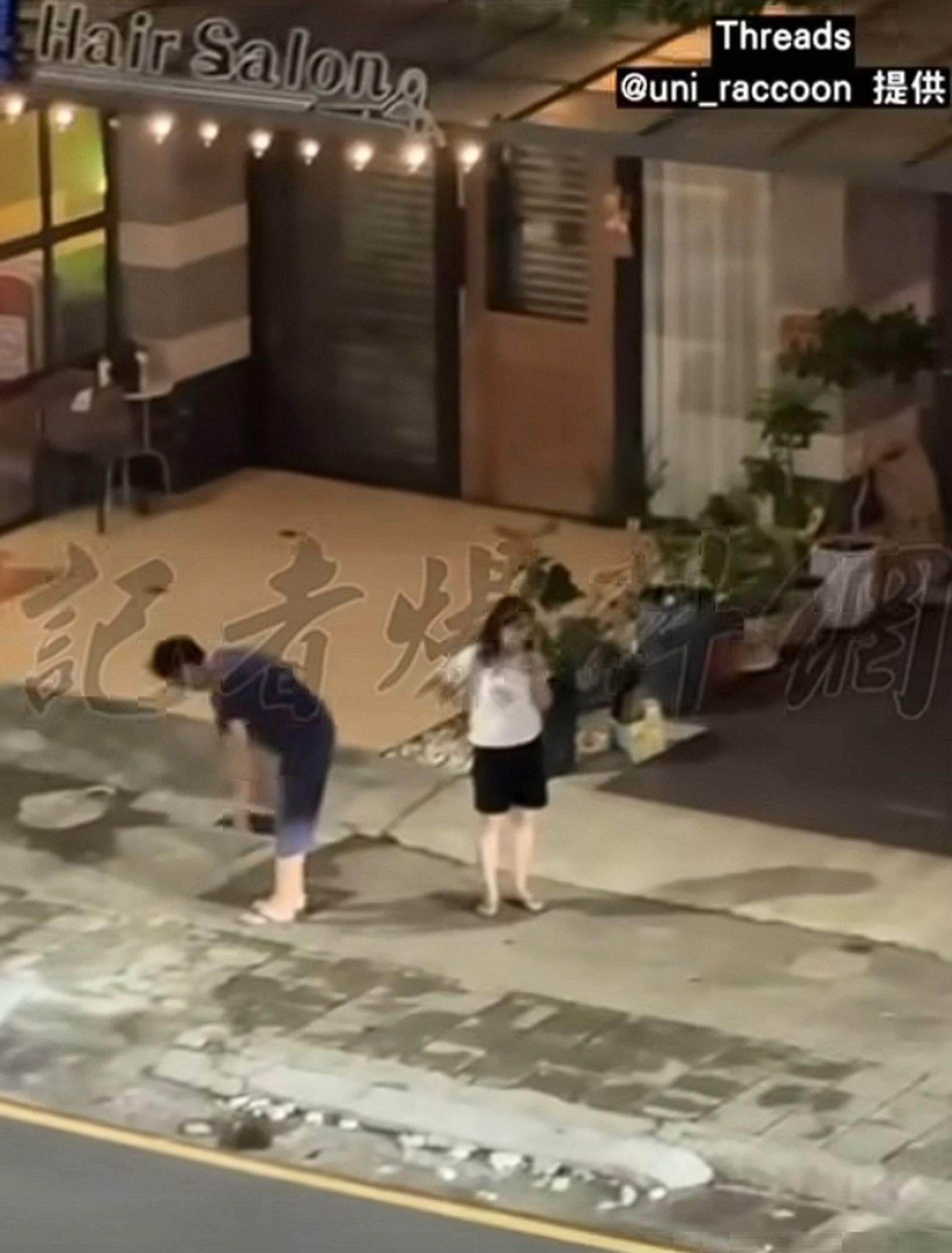 樋口夫妻和房東站在另一側，無奈喊著「救救我們」。（翻攝自記者爆料網）