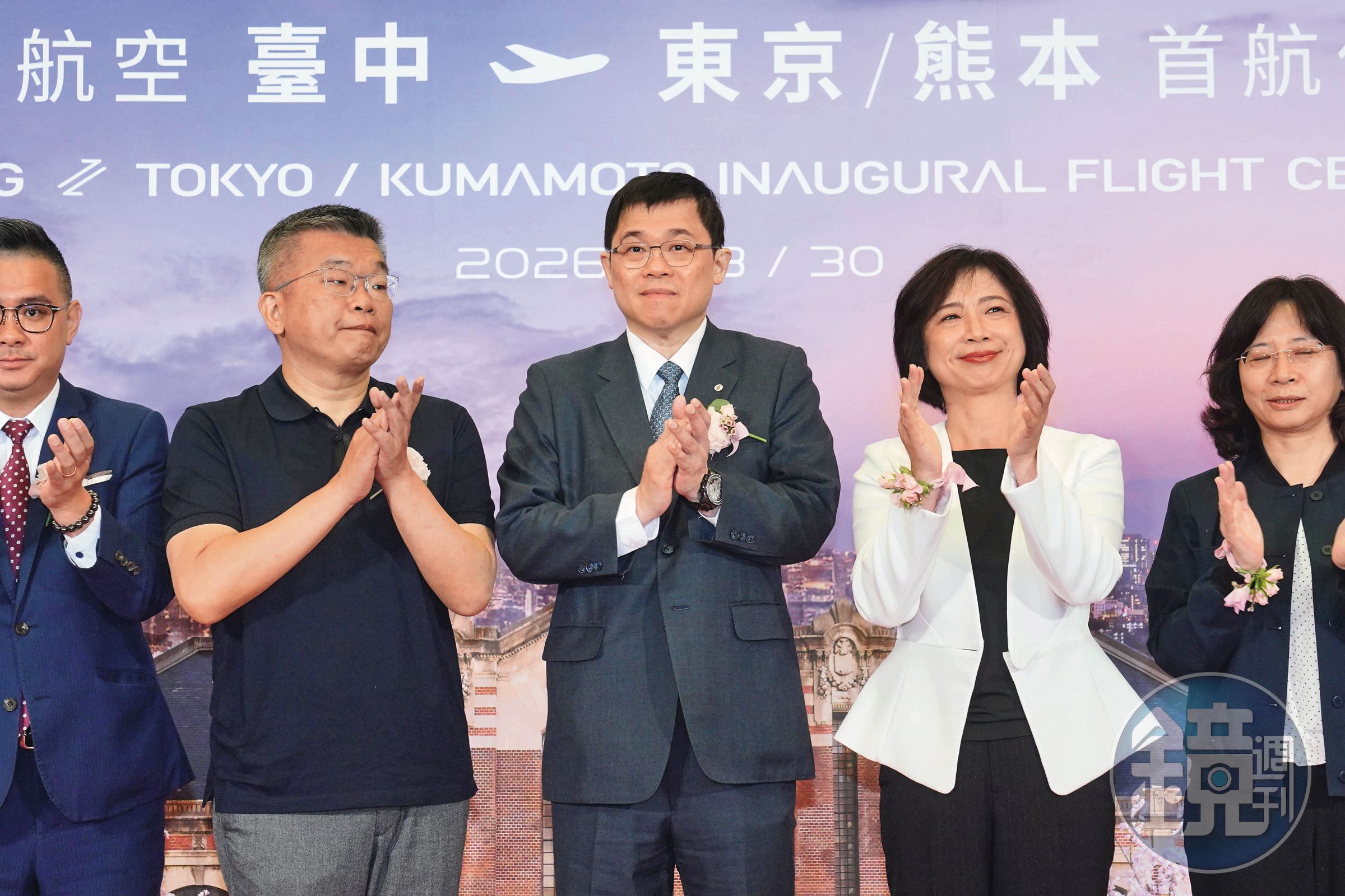 張國煒（左2）出席首航典禮，自信展現布局決心。