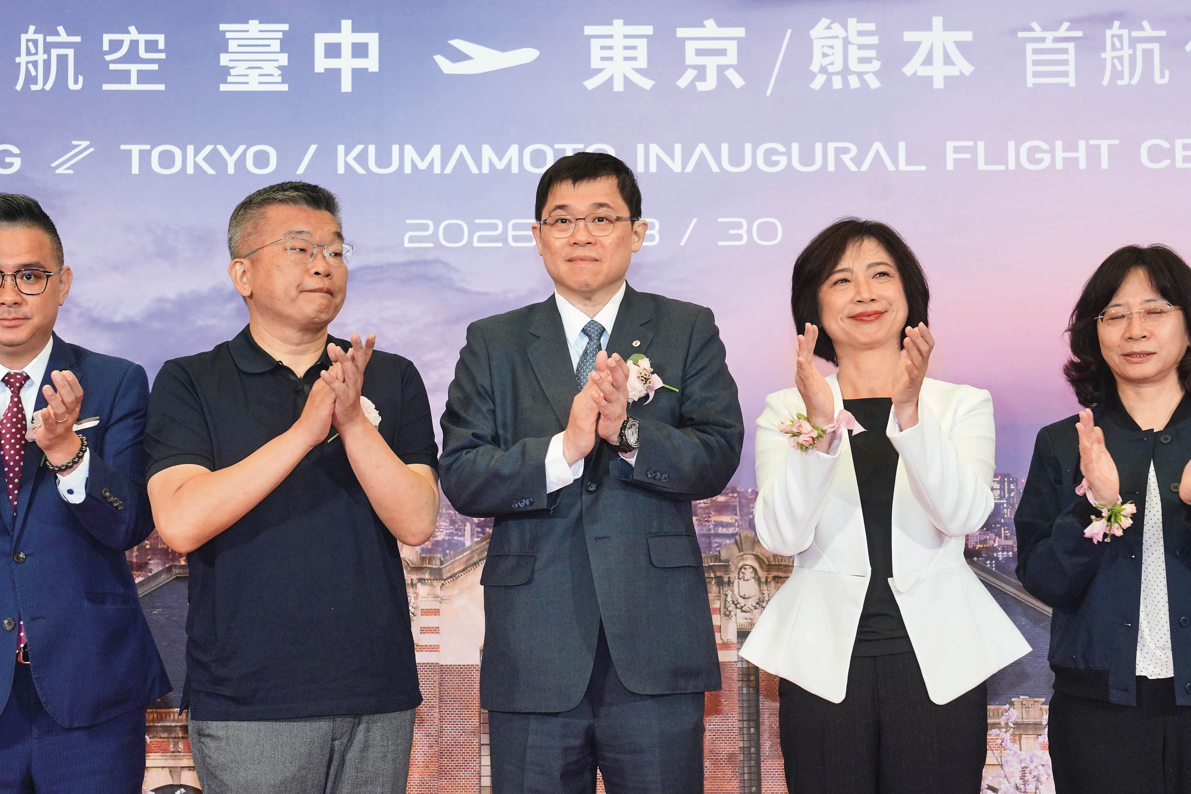 張國煒出席日本飛往東京之首航典禮，神情自信展現布局決心。
