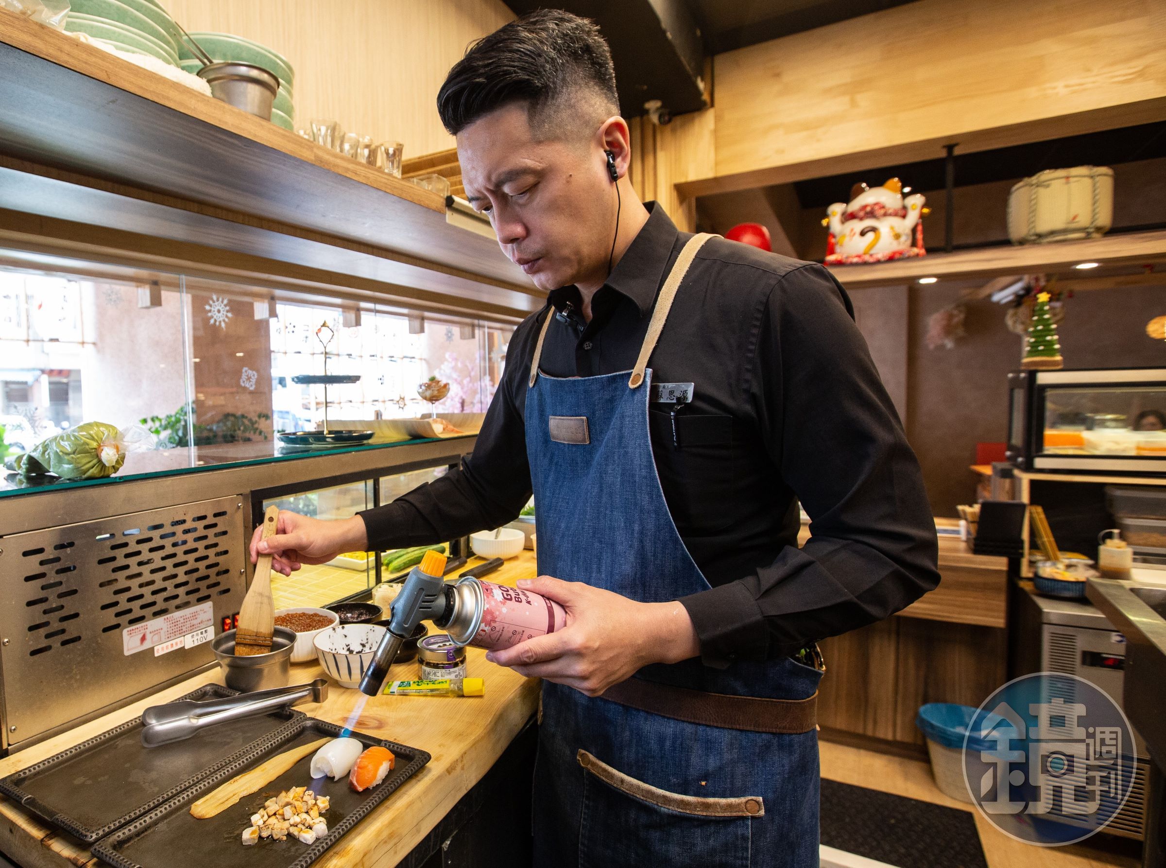 魚吞壽司老闆蘇思源年少也曾迷惘荒唐,在監獄服替代役驚覺歹路不可行,後下苦功學廚藝,開店即使受挫、累積實力後又再起,心態一如重刑犯藍元昌悔悟時說的「寧可因理想遇上挫折,不可因挫折失去理想。」