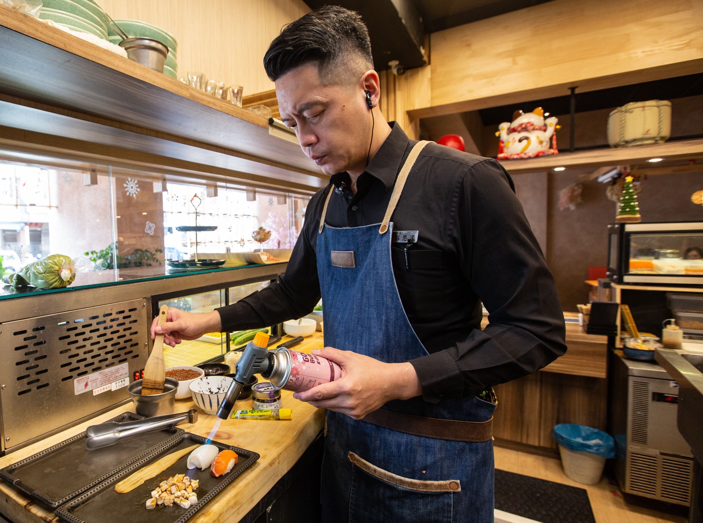 魚吞壽司老闆蘇思源年少也曾迷惘荒唐，在監獄服替代役驚覺歹路不可行，後下苦功學廚藝，開店即使受挫、累積實力後又再起，心態一如重刑犯藍元昌悔悟時說的「寧可因理想遇上挫折，不可因挫折失去理想。」