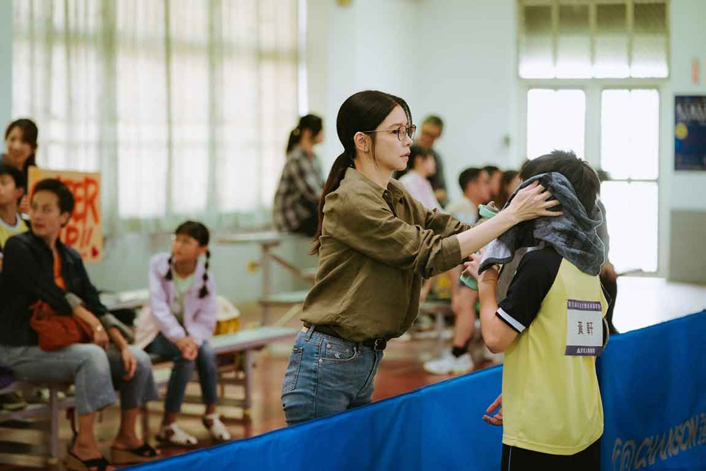徐若瑄(左)飾演的單親媽媽非常鼓勵兒子李星緯(右)發展桌球才能。(華納提供)