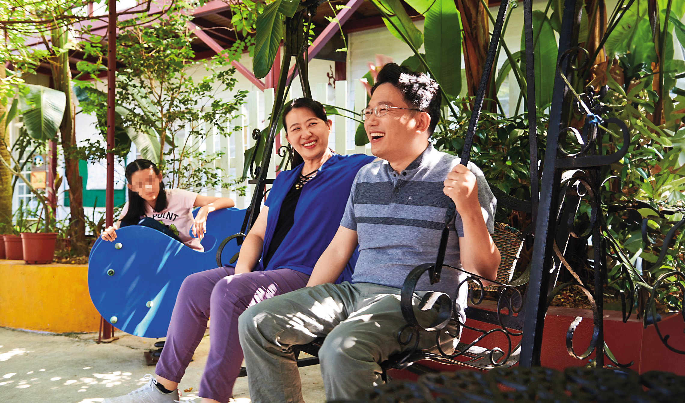 江坤俊醫師（右起）和老婆、女兒參加外景節目《ila部落住一晚》，一家天倫之樂在眾人眼前顯得溫馨。（翻攝自《ila部落住一晚》臉書）