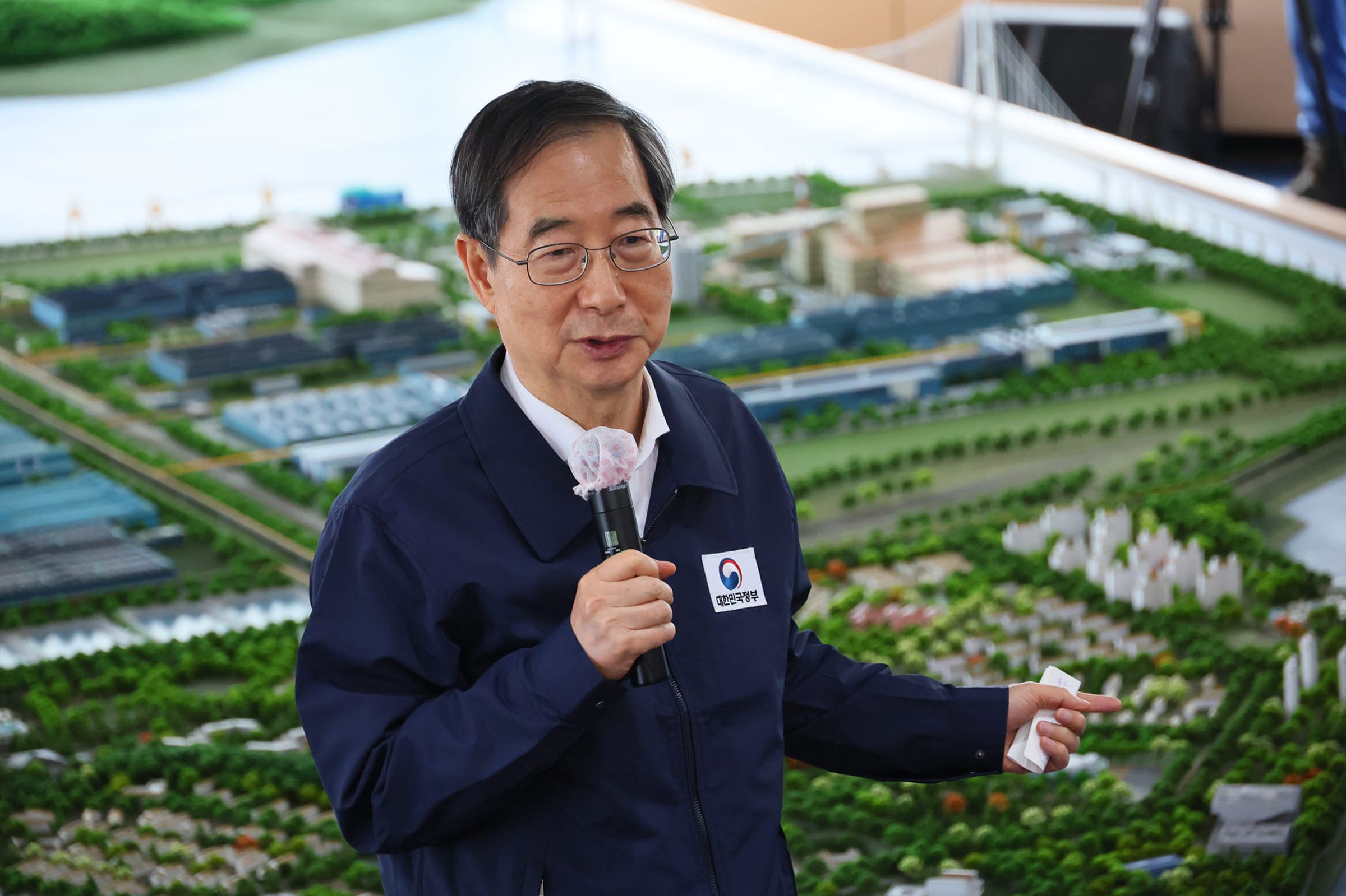 梨泰院踩踏慘案將滿1年,南韓總理韓悳洙今也在安全會議上提醒各單位「不要重蹈覆轍」。(翻攝自한덕수臉書)