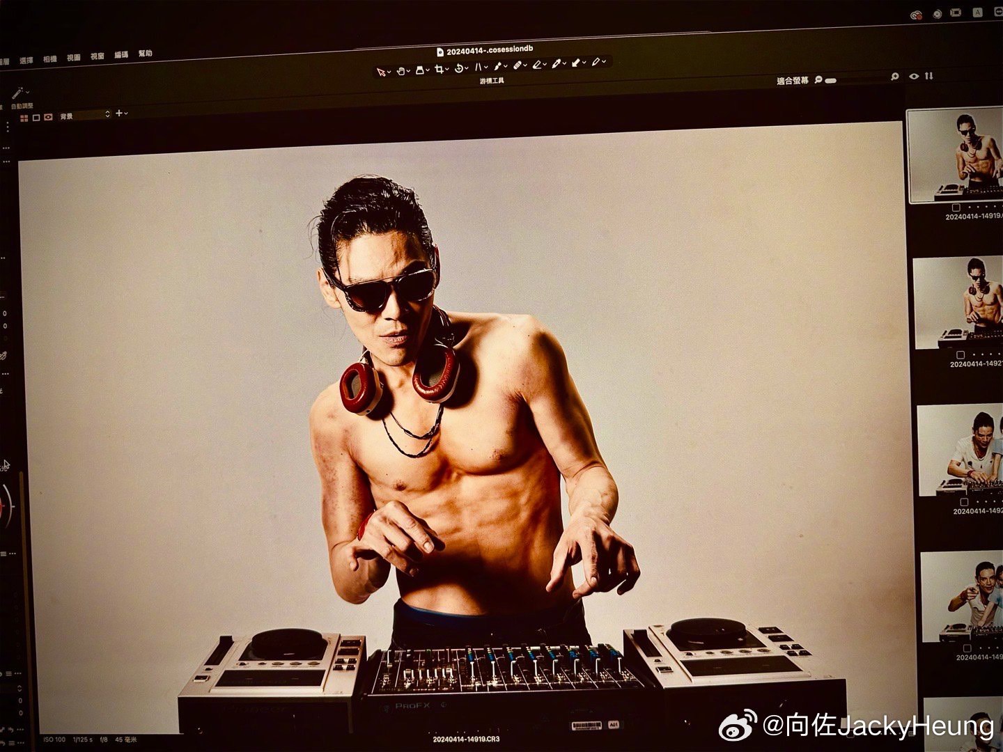 向佐突然一脫,網友並不埋單。(翻攝向佐微博)