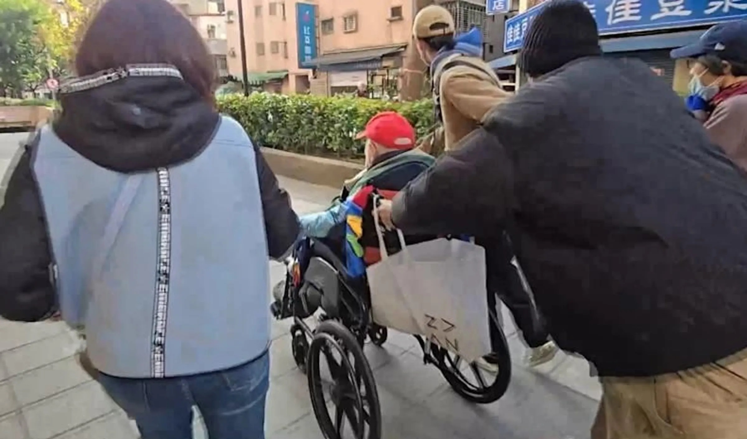 為了「拯救」父親並守護家產,王家子孫在得知賴女將陪同老翁前往台北馬偕醫院回診後,精心策劃了一場奪人行動。(翻攝畫面)