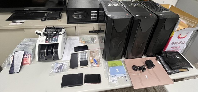 檢警查扣許多電腦、手機作案道具。（中檢提供）