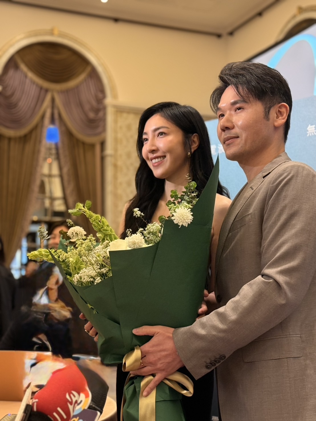 聖緹亞醫療集團創辦人薛博仁記者會後獻花給好友楊謹華。