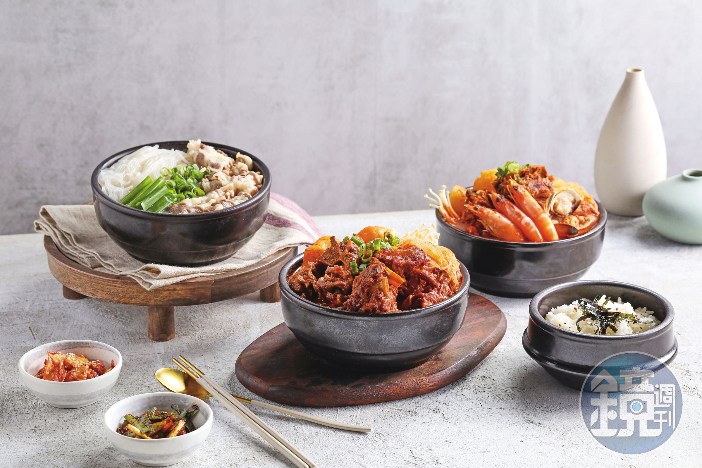馬鈴薯排骨湯(右)是韓國人喜愛的解酒料理,香辣濃郁,韓虎嘯原味呈現,小菜和泡菜還能無限續加。(388元/中份)