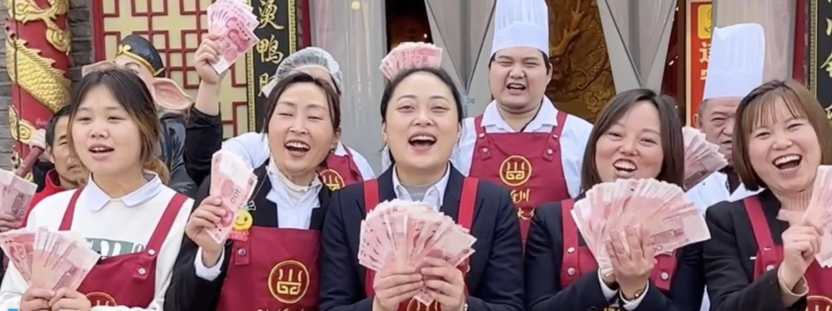 四川一家火鍋店老闆相當佛心，將除夕、初一的營收全分給員工。（翻攝自封面新聞）