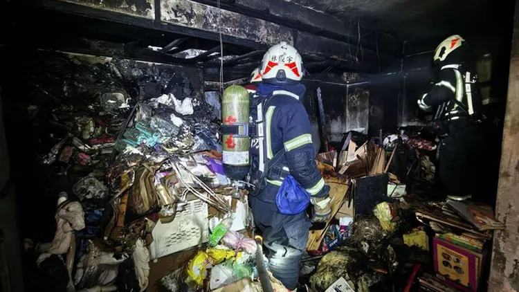 火場如迷宮！消防員為救人脫下面罩殉職，消防神主牌痛批「家中雜物成隱形炸彈」。（翻攝化面）