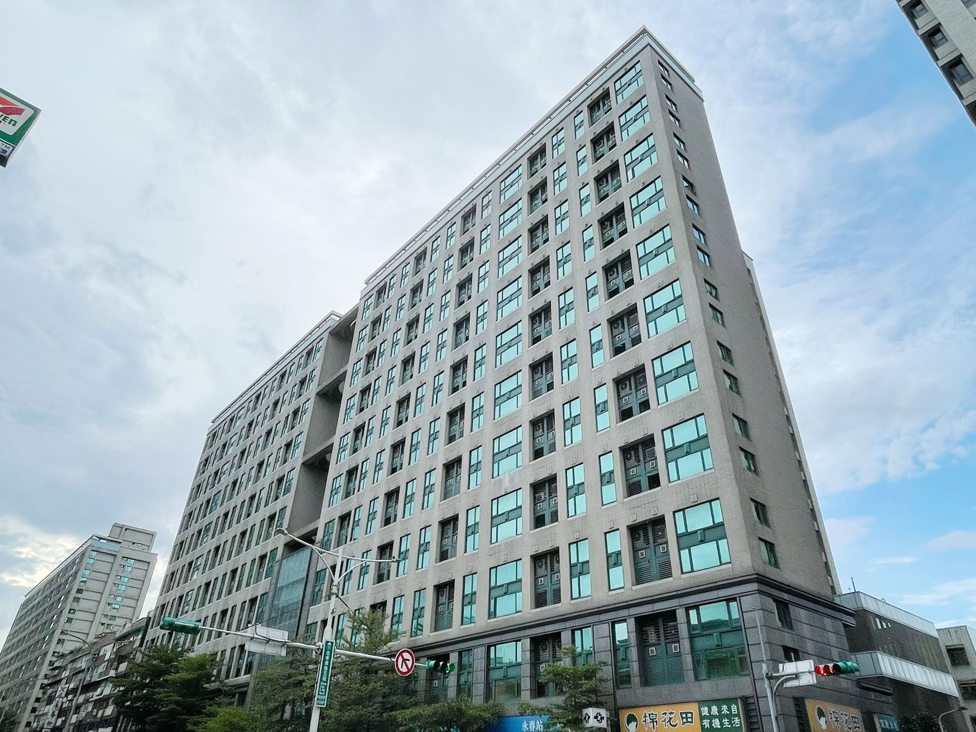 位於永春站的E.A.T國際館,平均單價達148.9萬元,比周邊住宅貴53.5萬元,是價格差距最大的台北捷運聯開宅。