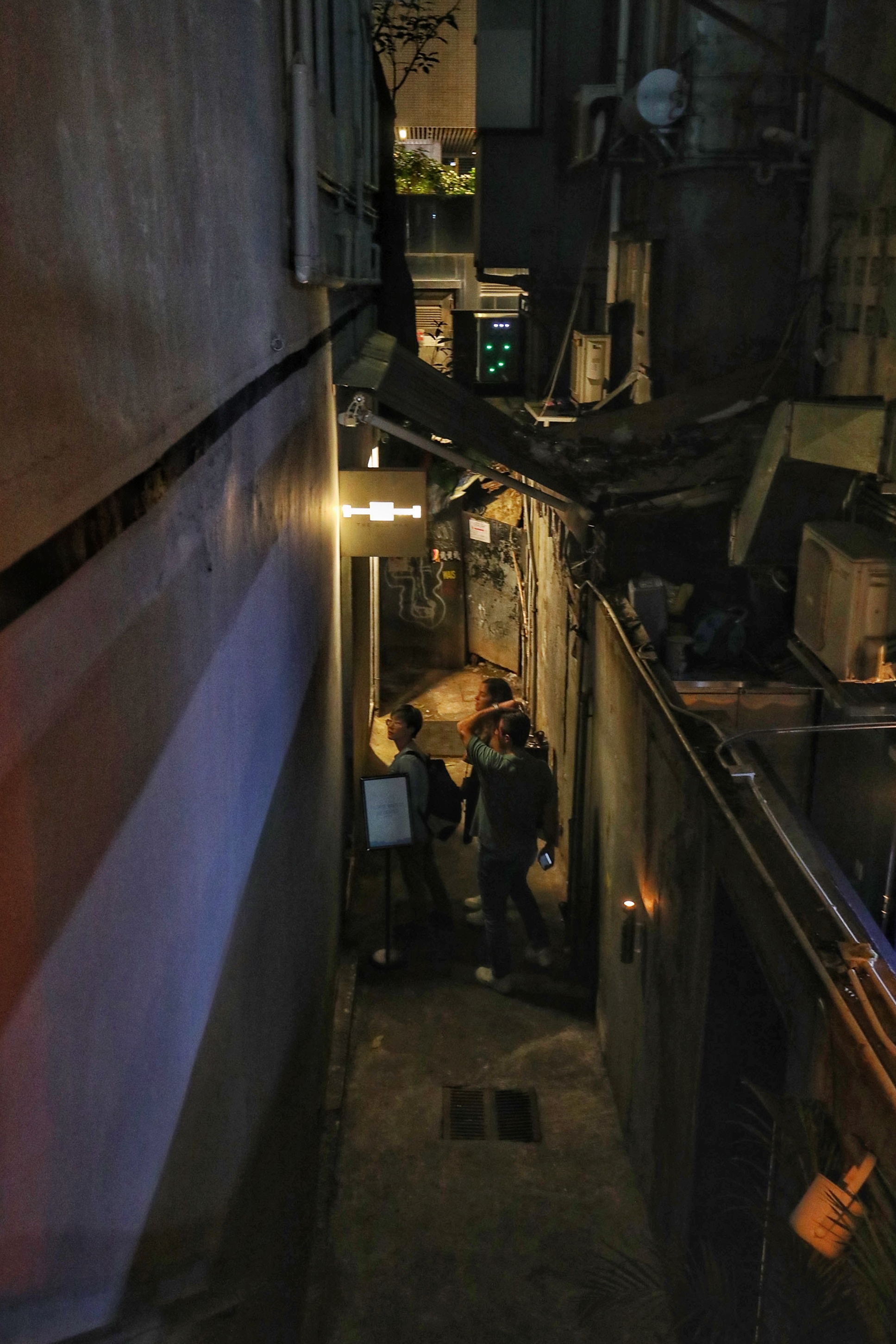 酒吧的入口相當不起眼，很容易以為走進民宅區。
